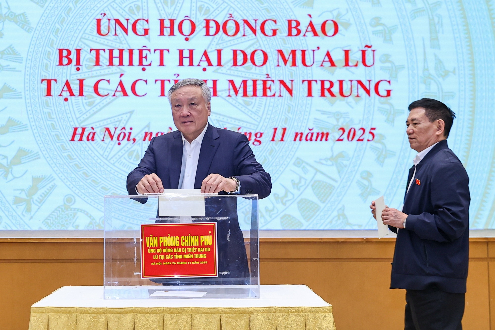 Phó Thủ tướng Thường trực Nguyễn Hòa Bình, Phó Thủ tướng Hồ Đức Phớc ủng hộ đồng bào. (Ảnh: VGP)