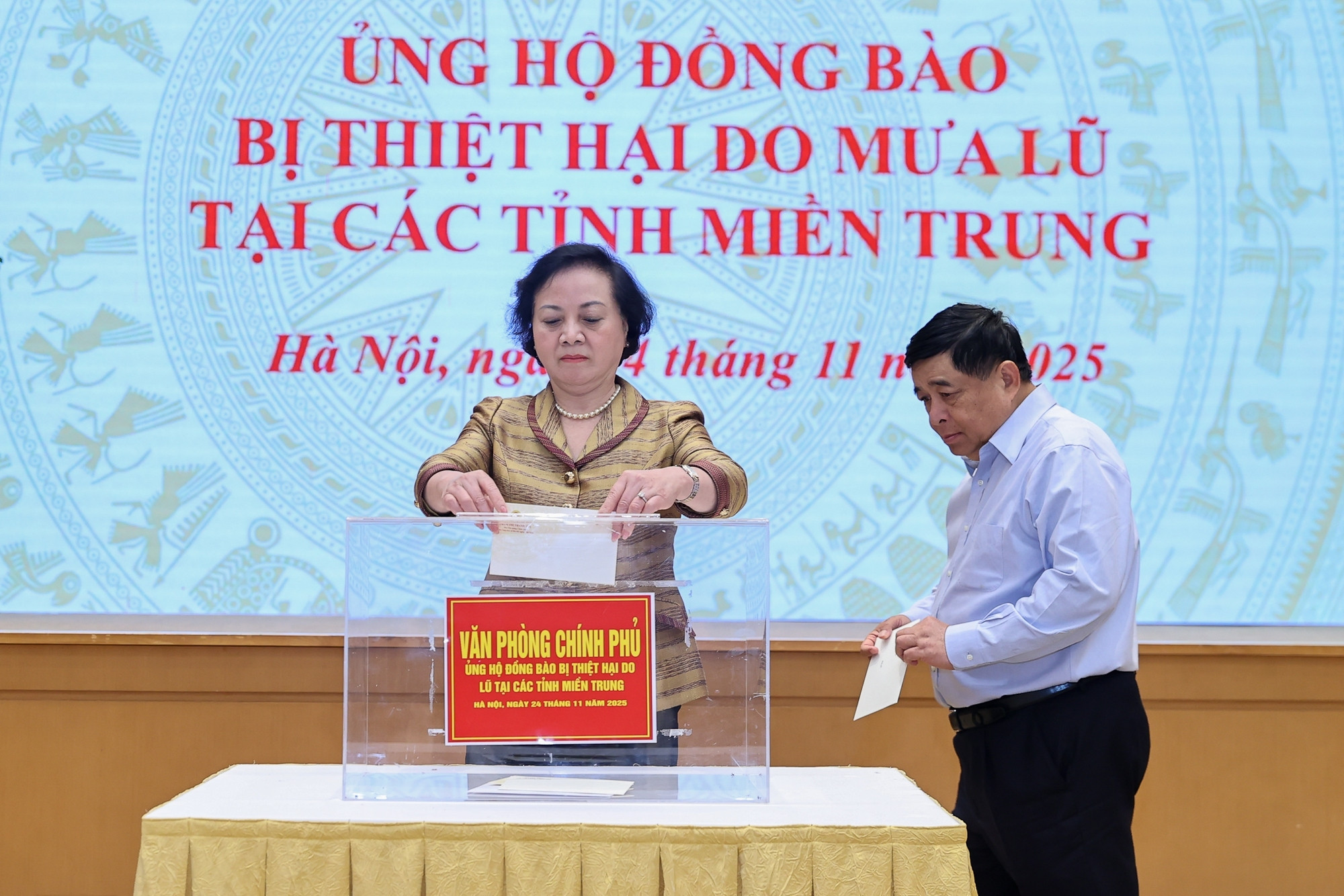 Phó Thủ tướng Phạm Thị Thanh Trà, Phó Thủ tướng Nguyễn Chí Dũng ủng hộ đồng bào. (Ảnh: VGP)