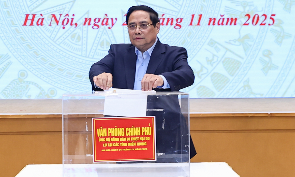 Thủ tướng Phạm Minh Chính ủng hộ đồng bào. (Ảnh: VGP)