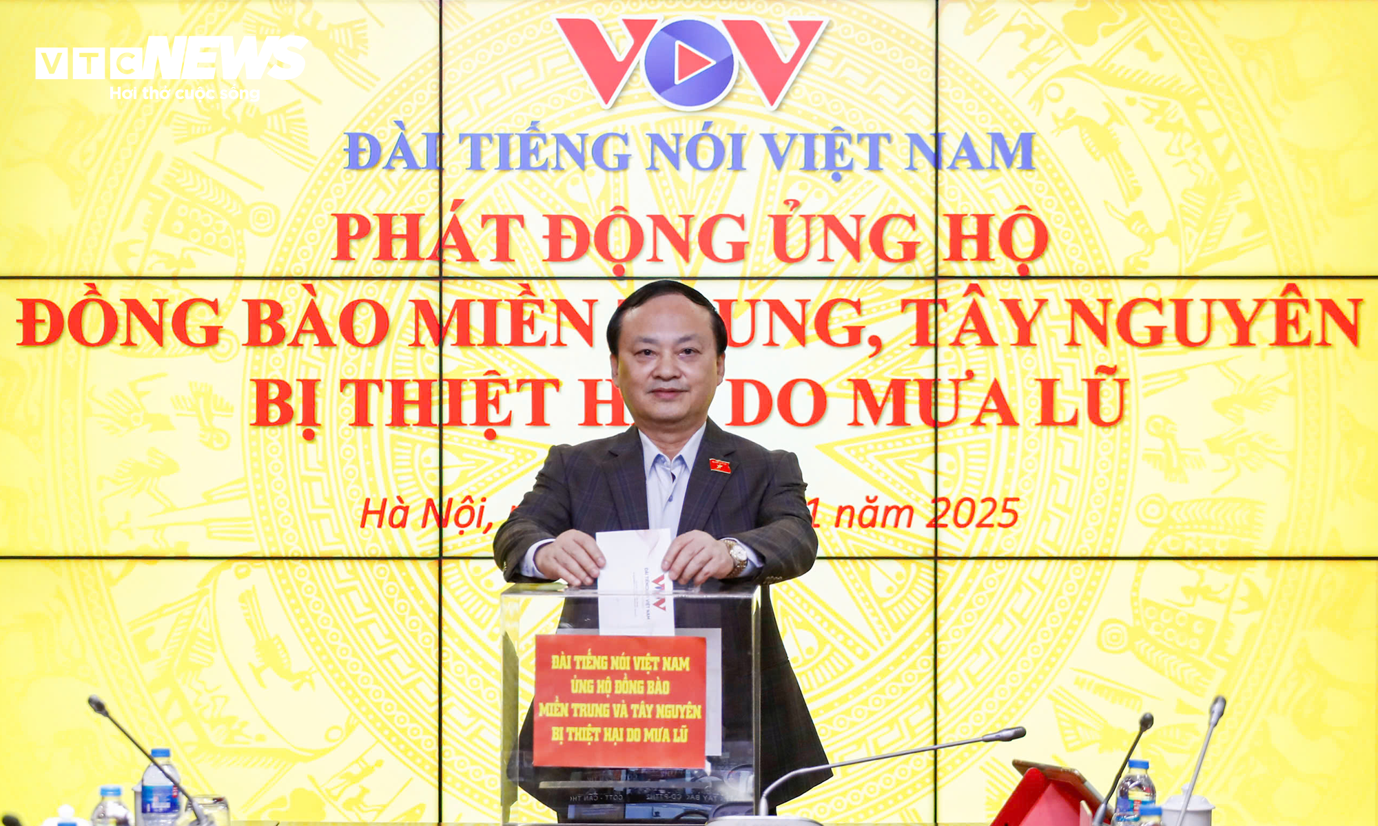 Tổng Giám đốc VOV Đỗ Tiến Sỹ ủng hộ đồng bào miền Trung, Tây Nguyên bị thiệt hại do mưa lũ.