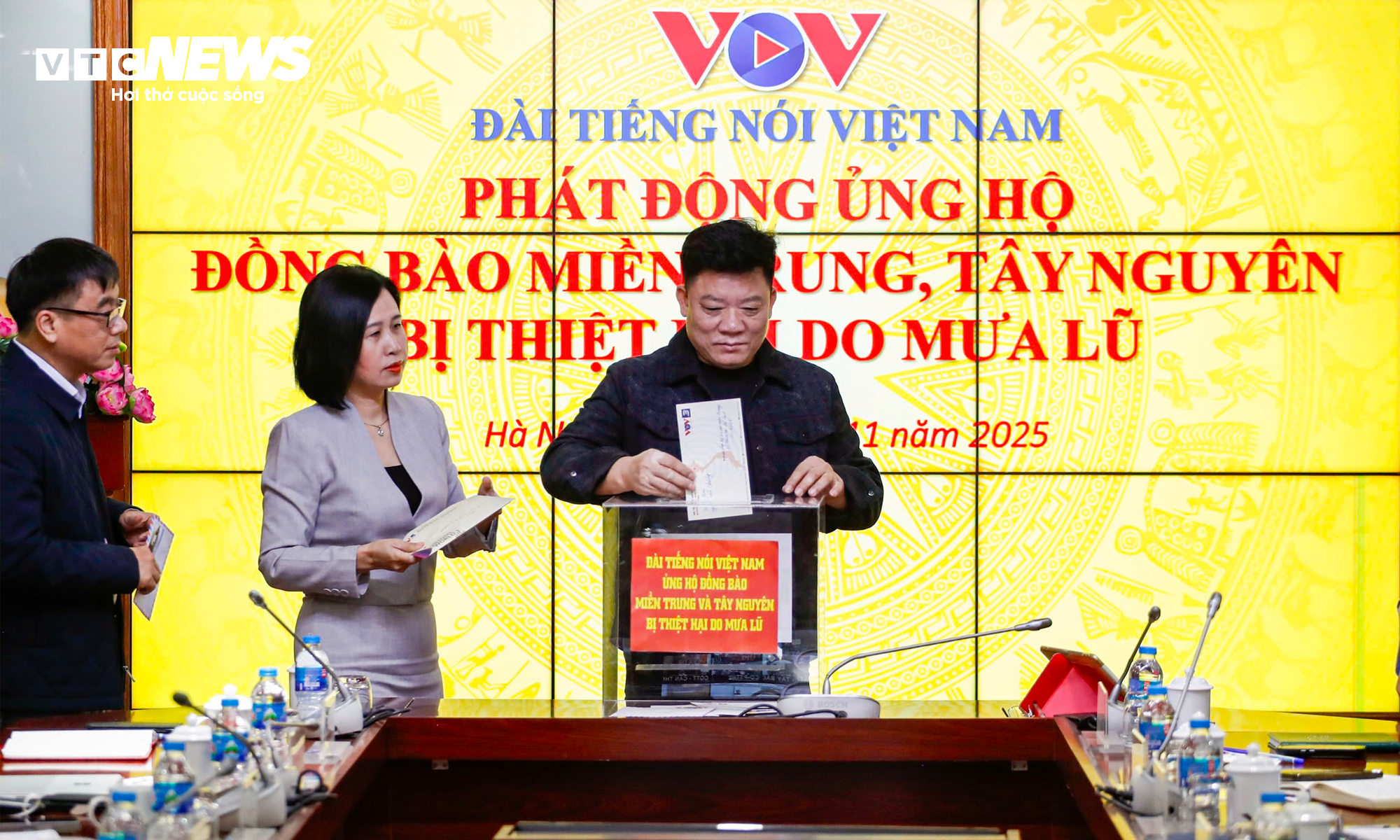 Lãnh đạo các đơn vị của Đài Tiếng nói Việt Nam ủng hộ đồng bào miền Trung, Tây Nguyên bị thiệt hại do mưa lũ.