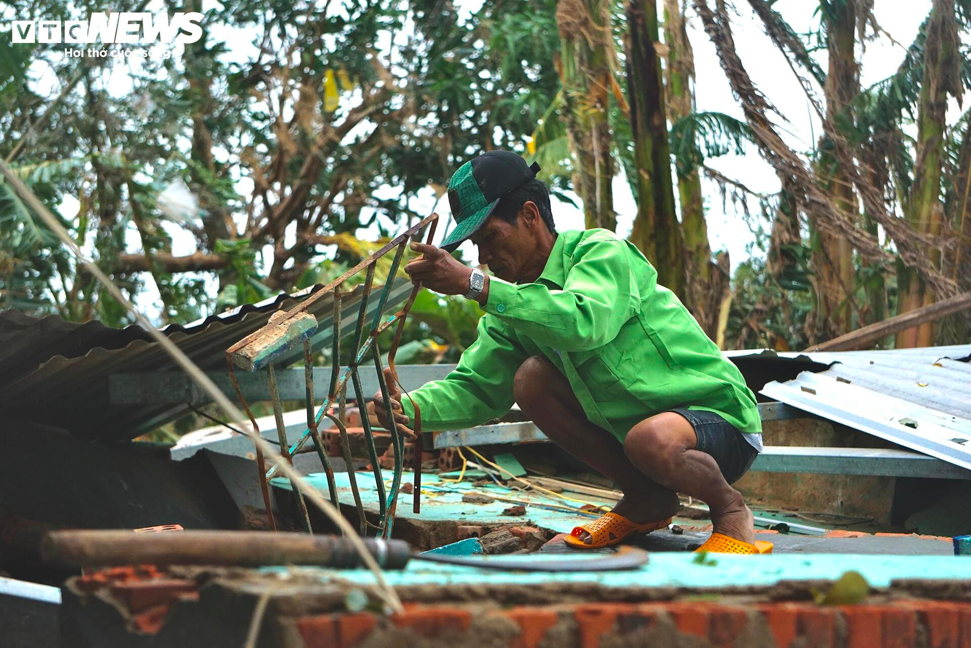 Người dân xã Hoà Thịnh (tỉnh Đắk Lắk) nhặt nhạnh những gì còn sót lại sau thiên tai.