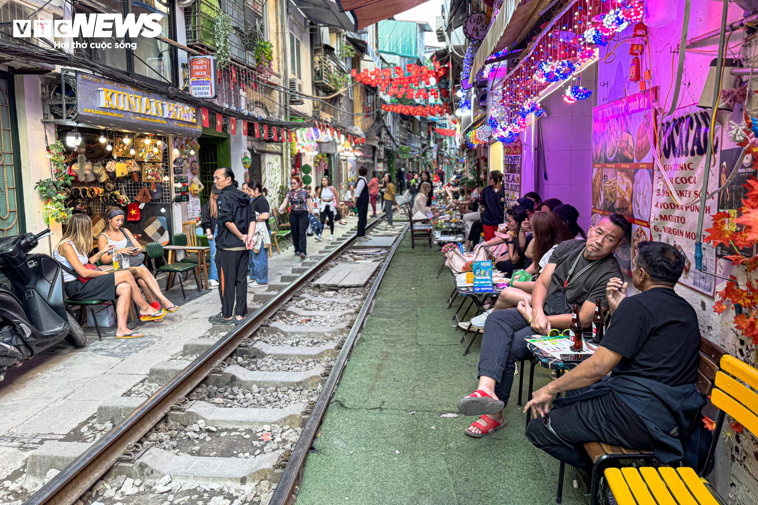 Phố cà phê đường tàu - "điểm nóng" về tình trạng chiếm dụng hàng lang an toàn đường sắt.