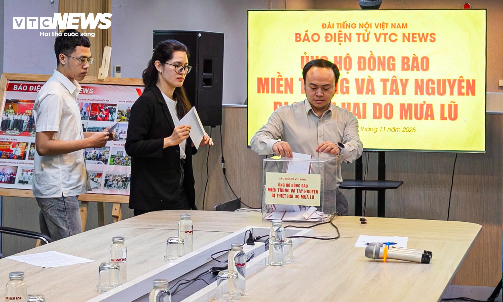 Các nhà báo, phóng viên, biên tập viên và người lao động Báo Điện tử VTC News ủng hộ đồng bào miền Trung và Tây Nguyên.