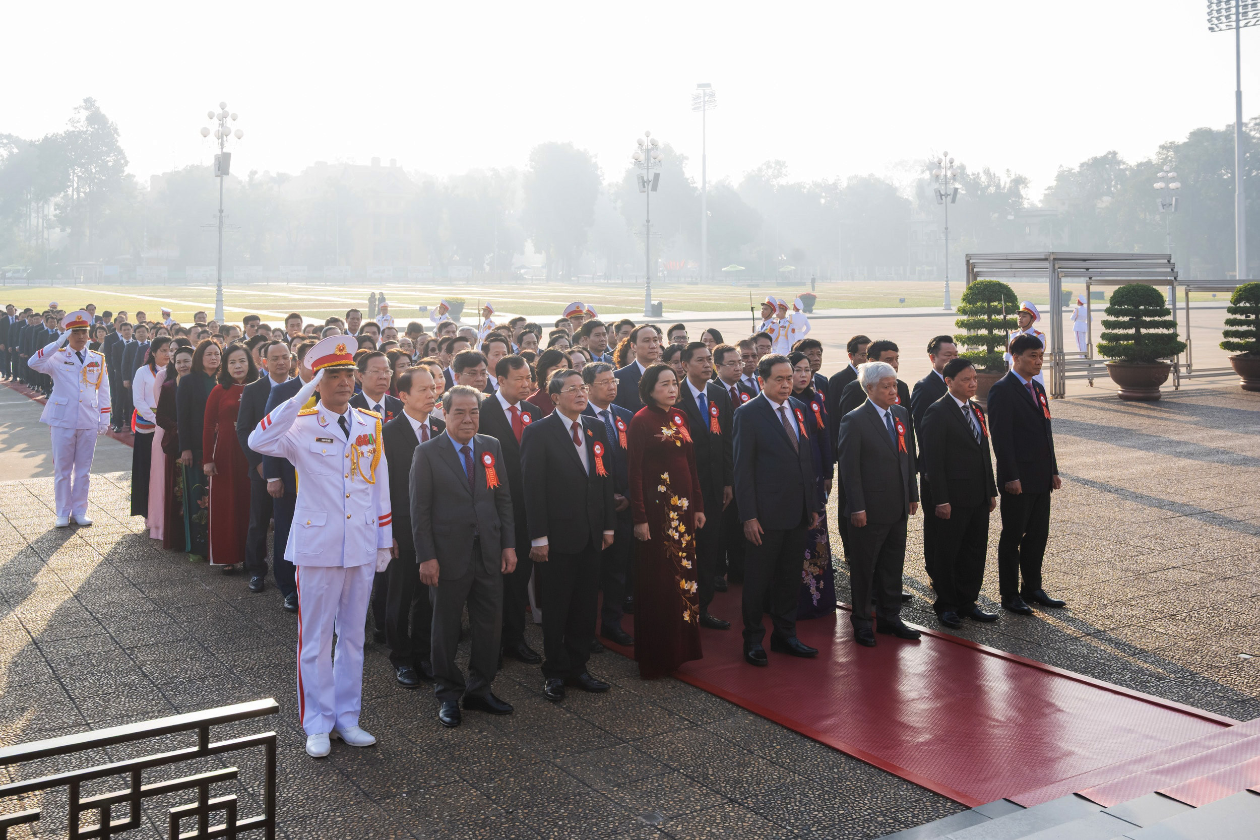 Chủ tịch Quốc hội Trần Thanh Mẫn cùng các đại biểu dự Đại hội vào Lăng viếng Chủ tịch Hồ Chí Minh và báo công với Người.