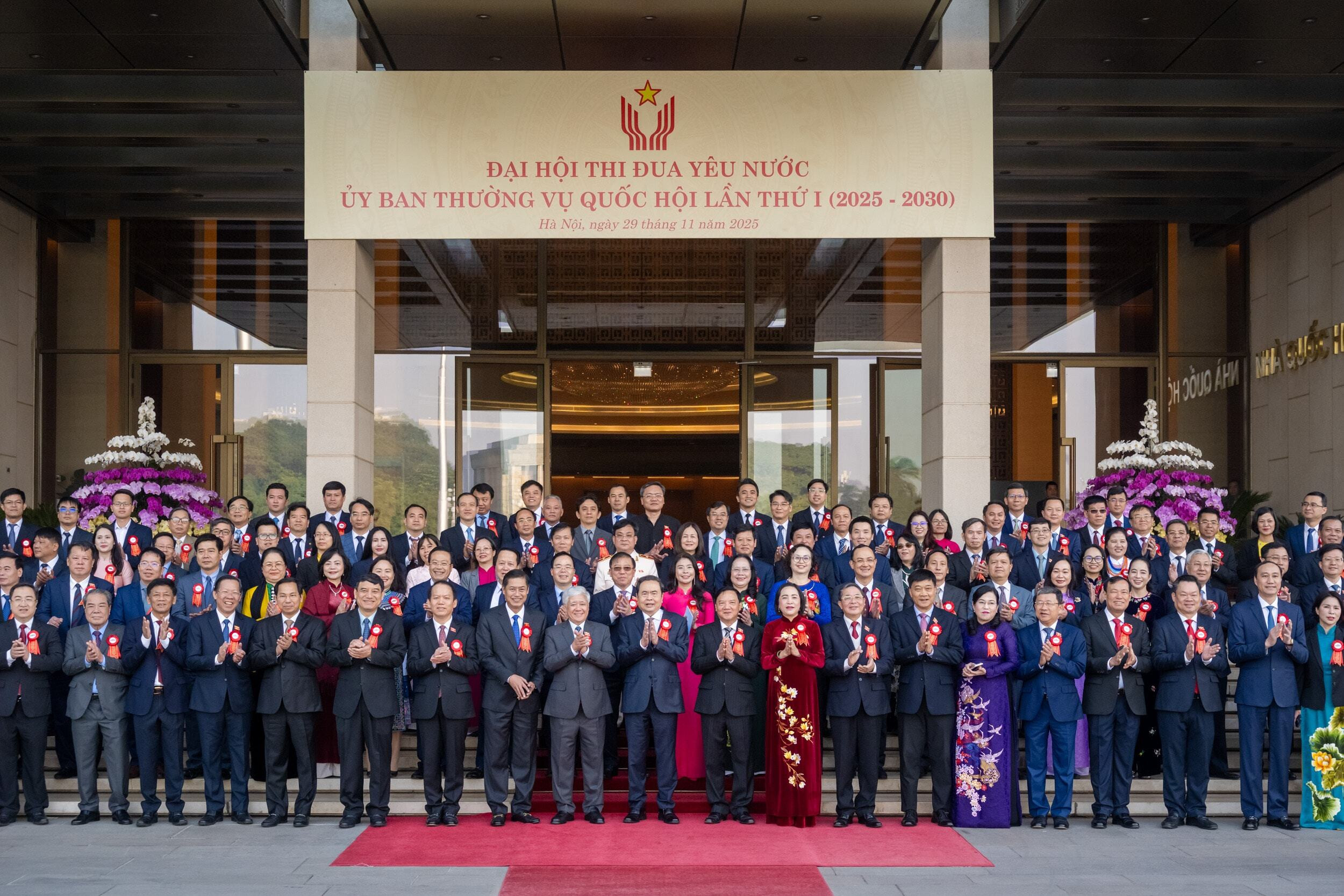 Chủ tịch Quốc hội Trần Thanh Mẫn cùng các đại biểu dự Đại hội chụp ảnh lưu niệm.