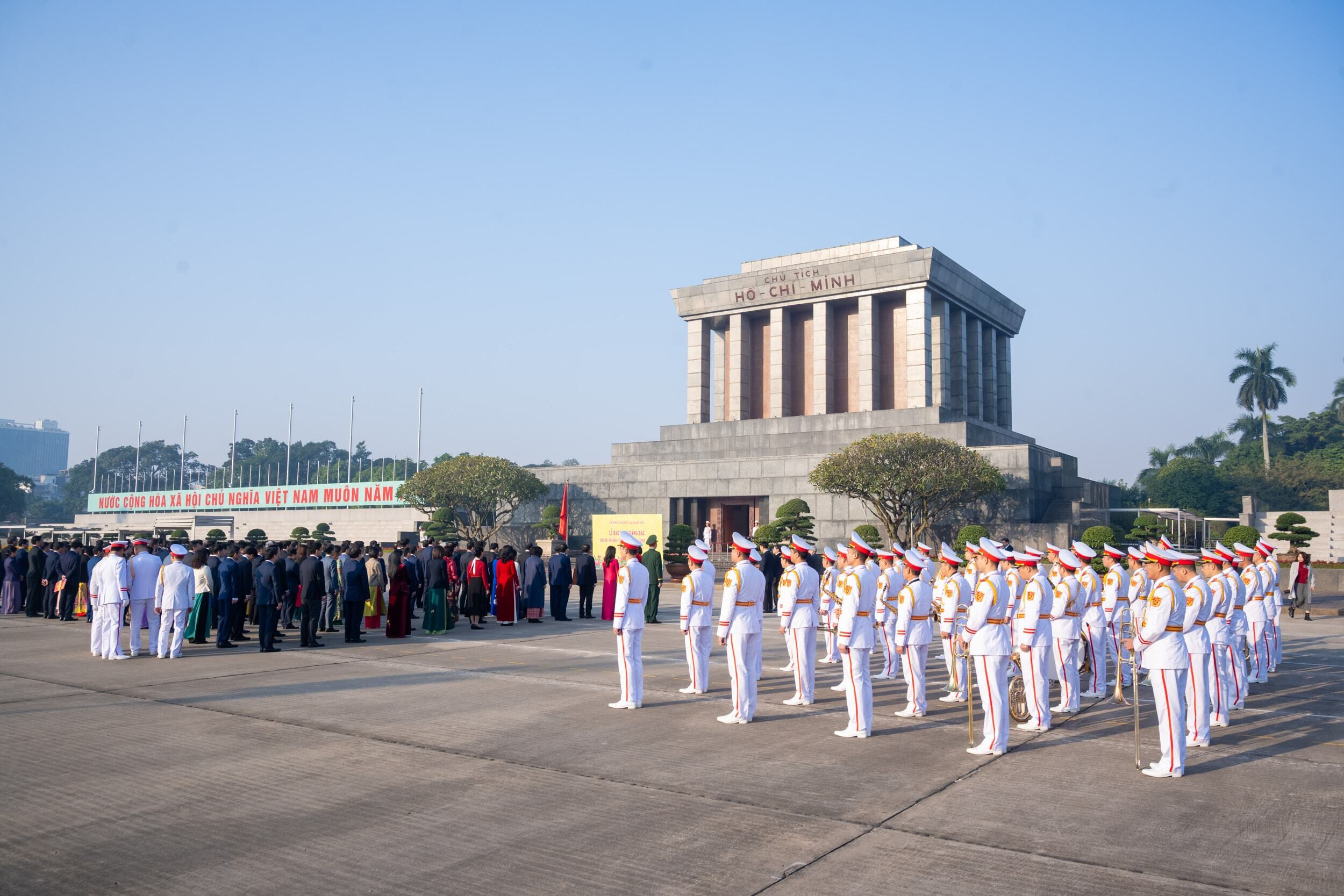 Đoàn Đại biểu dự Đại hội Thi đua yêu nước Ủy ban Thường vụ Quốc hội báo công dâng Bác.