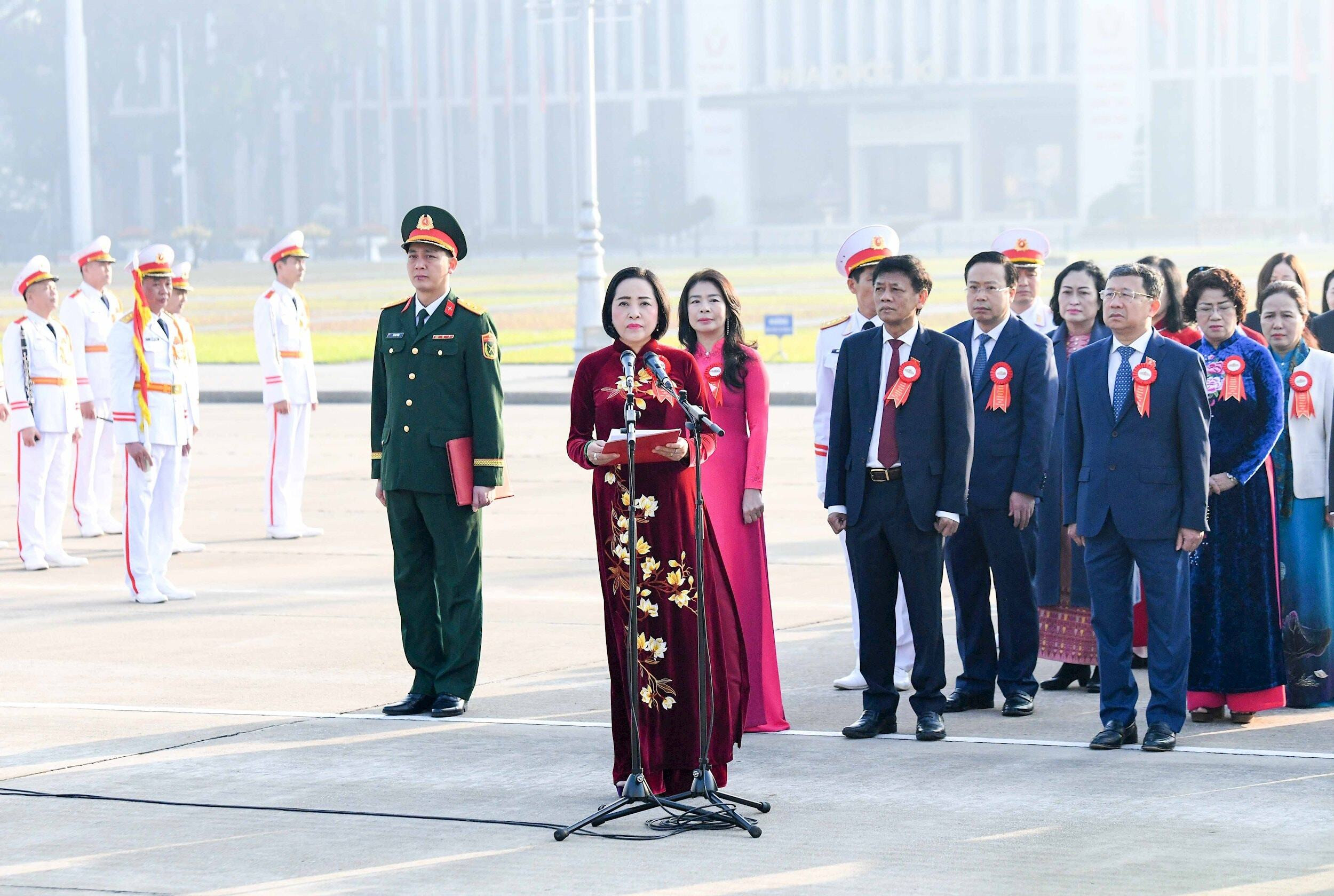 Thay mặt Đoàn đại biểu, Phó Chủ tịch Quốc hội Nguyễn Thị Thanh báo công dâng Bác.