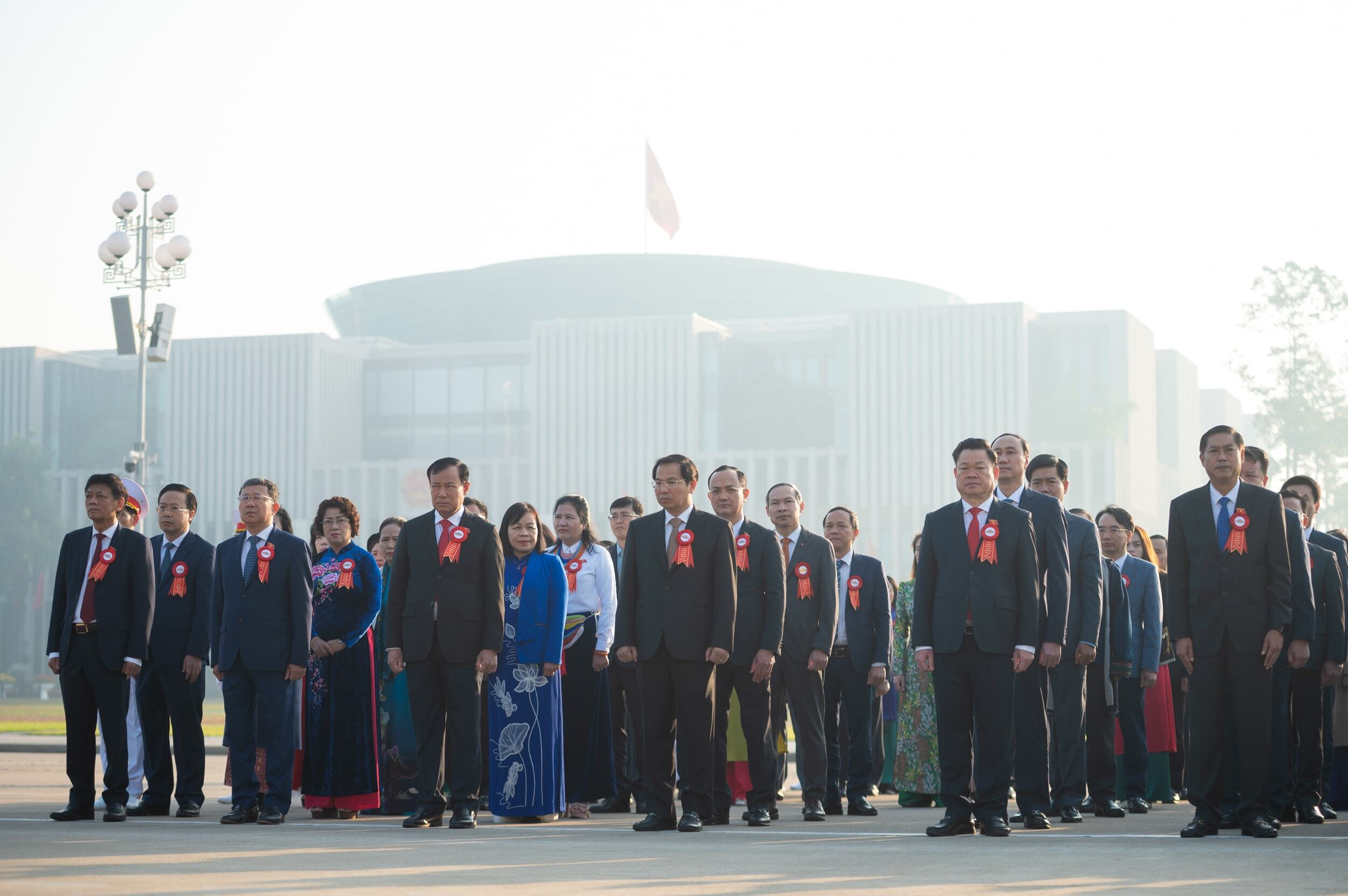 Các đại biểu dự dự lễ báo công.