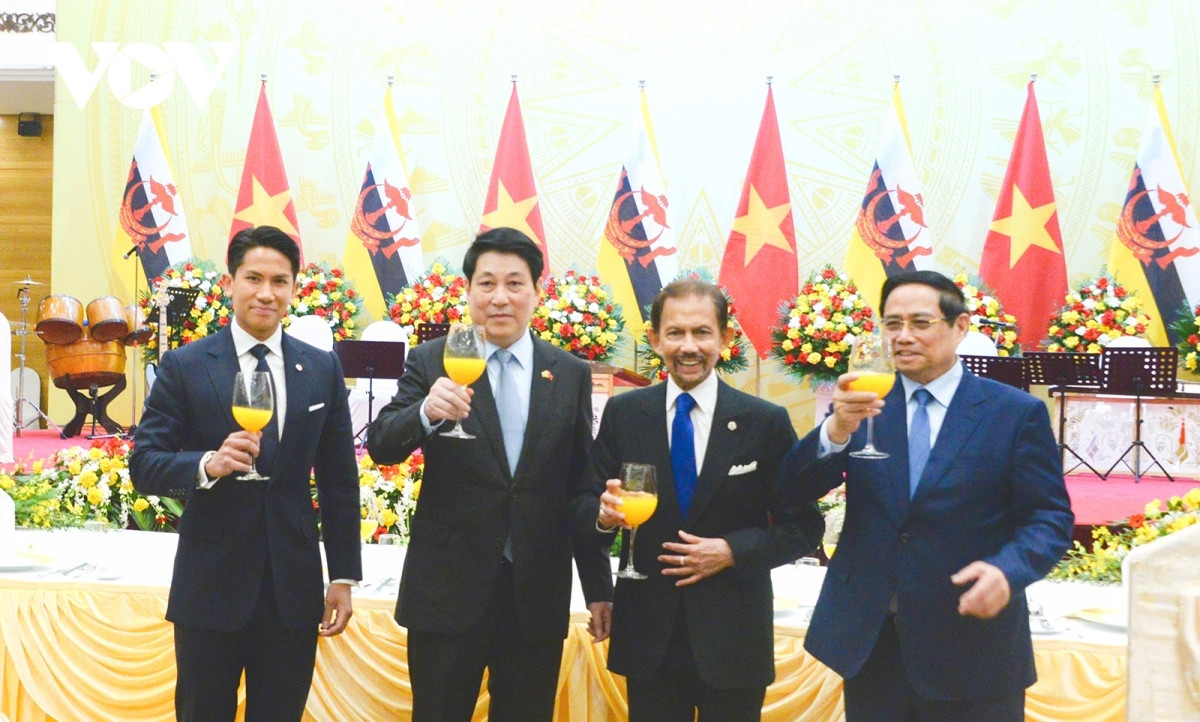 Chủ tịch nước Lương Cường, Thủ tướng Phạm Minh Chính và Quốc vương Haji Hassanal Bolkiah tại chiêu đãi.