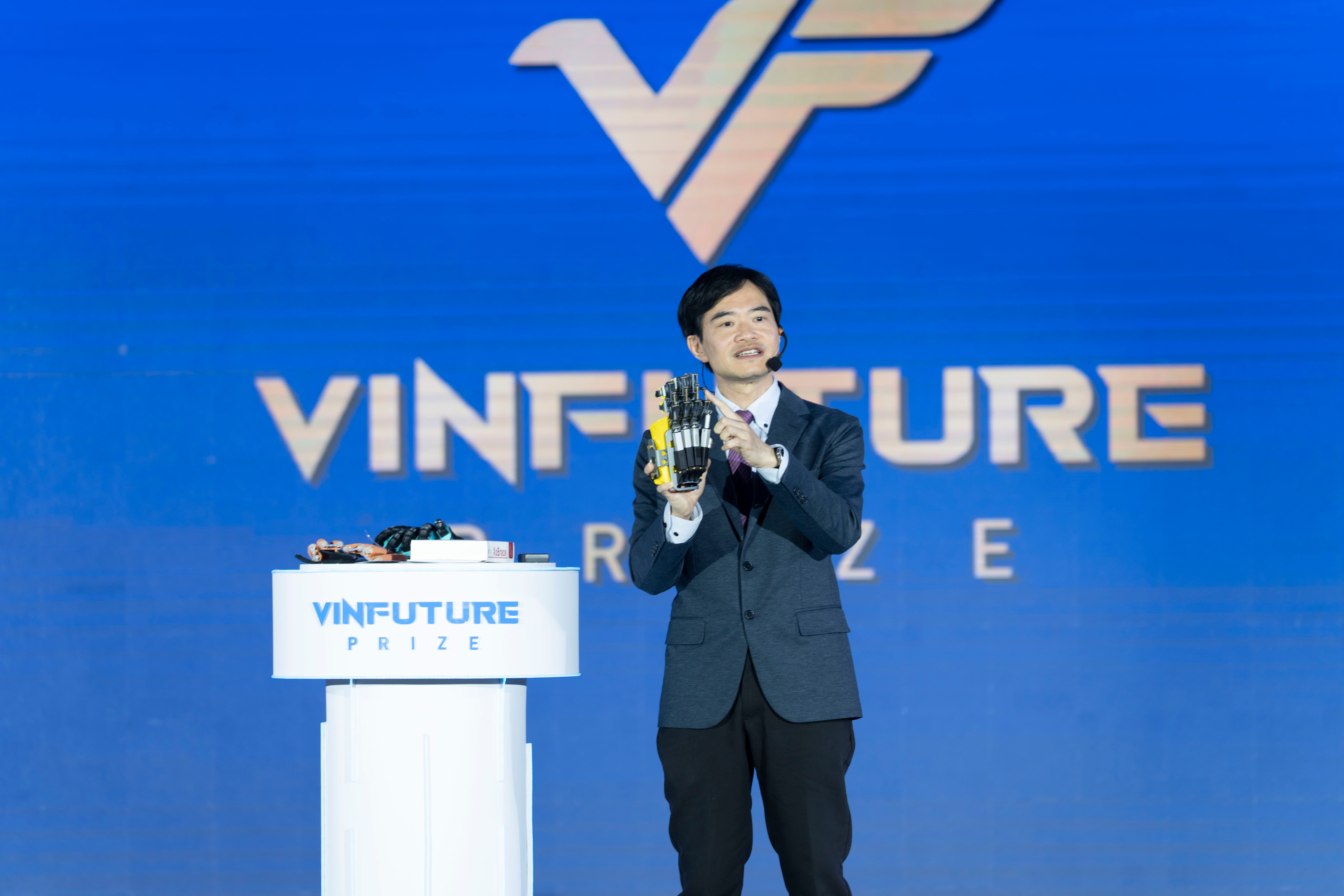 Giáo sư Raymond Tong (Đại học Trung văn Hồng Kông).