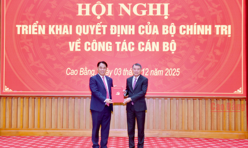 Trưởng Ban Tổ chức Trung ương Lê Minh Hưng trao quyết định cho ông Phan Thăng An. (Ảnh: Báo và Phát thanh, Truyền hình tỉnh Cao Bằng)