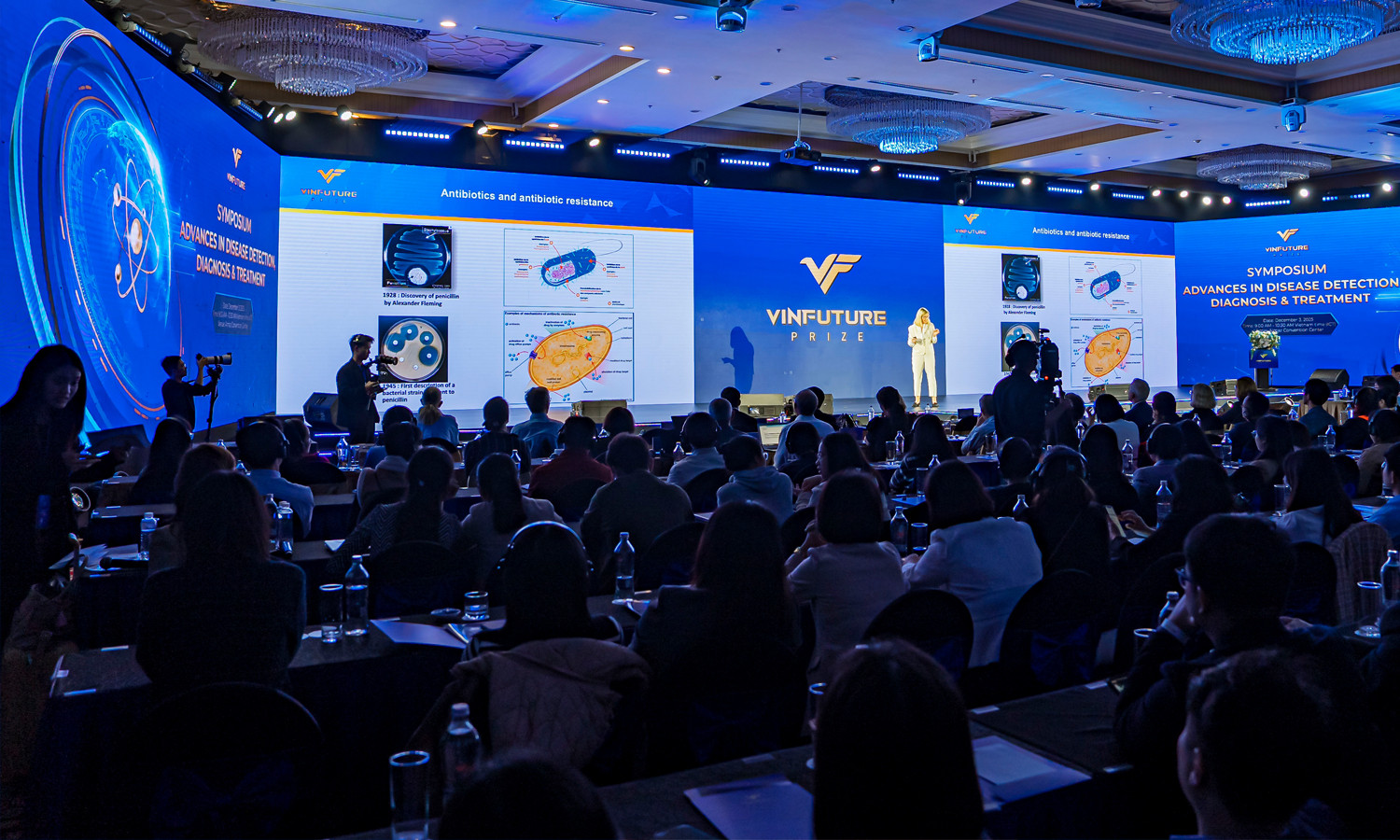 Giáo sư Pascale Cossart trình bày bài thuyết trình với chủ đề "Cuộc chiến chống kháng kháng sinh: Liệu pháp thực khuẩn thể như một giải pháp tiềm năng".