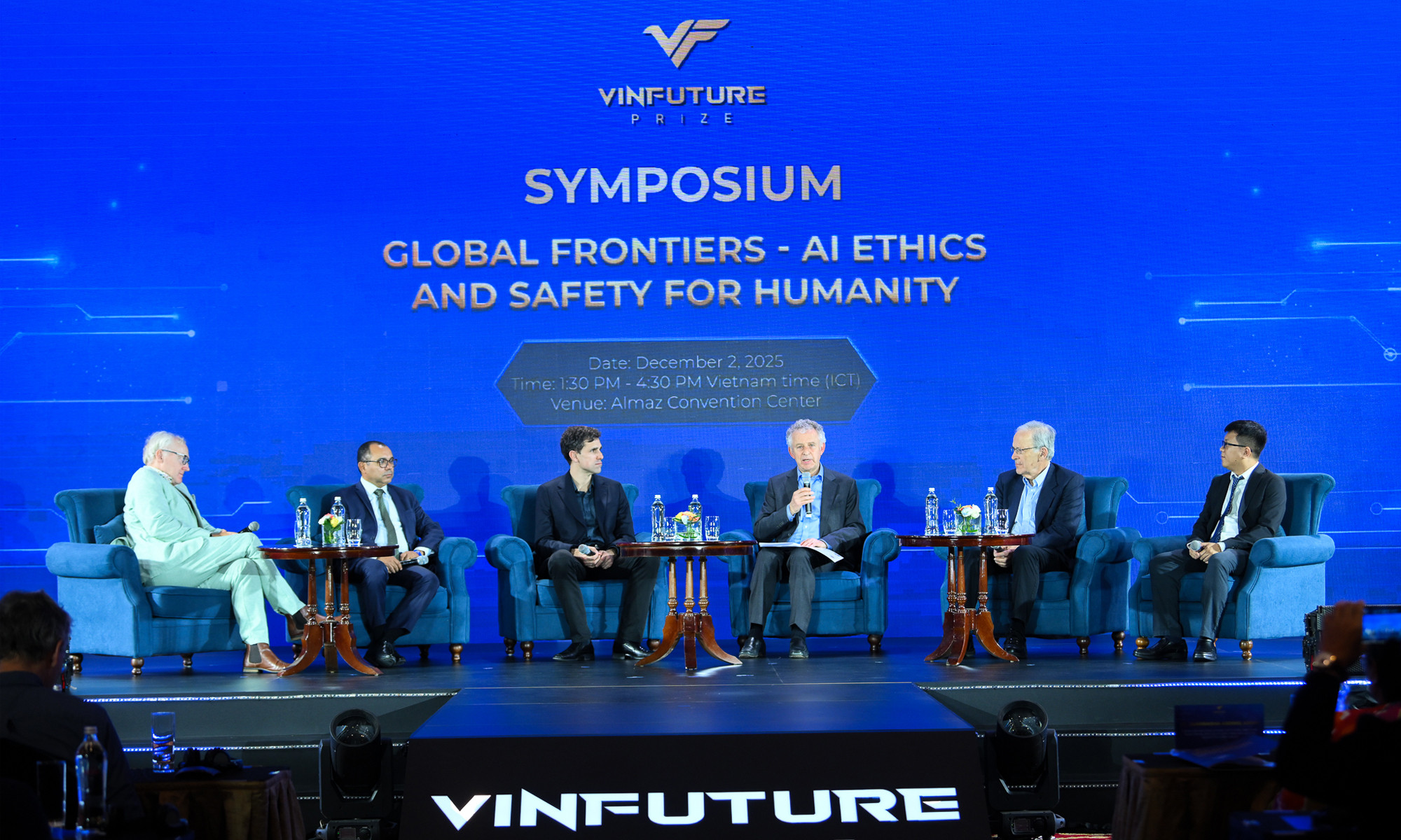 Các nhà khoa học thảo luận tại tọa đàm.