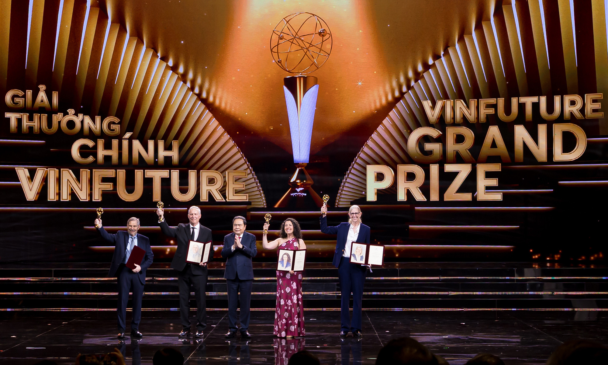 ប្រធានរដ្ឋសភាលោក Tran Thanh Man (កណ្តាល) ប្រគល់រង្វាន់ដល់អ្នកវិទ្យាសាស្ត្រដែលឈ្នះរង្វាន់ធំ VinFuture 2025។