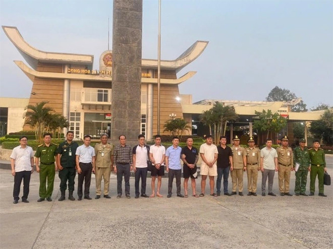 Cơ quan chức năng bắt giữ các đối tượng lừa đảo xuyên quốc gia.