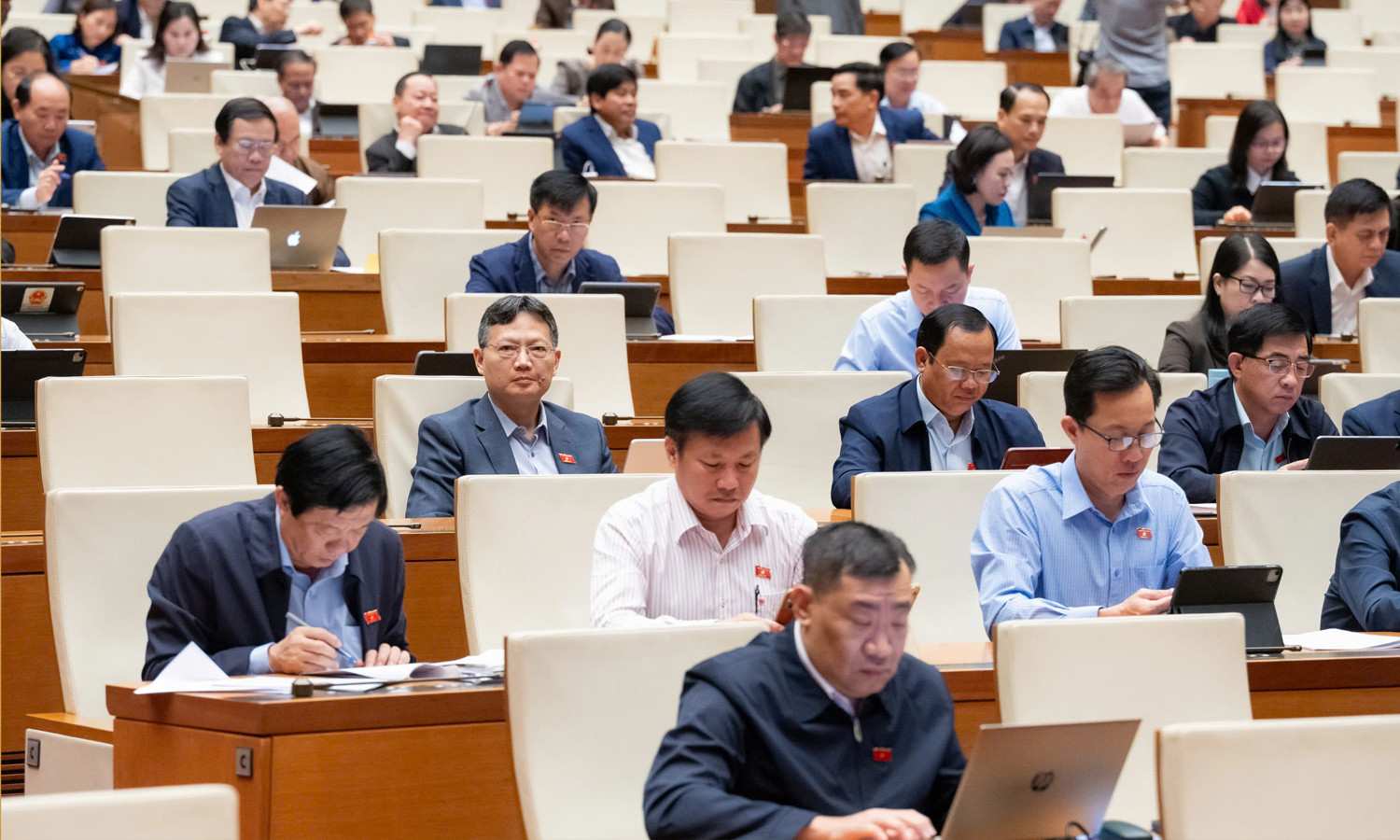 Các đại biểu Quốc hội tham dự kỳ họp.
