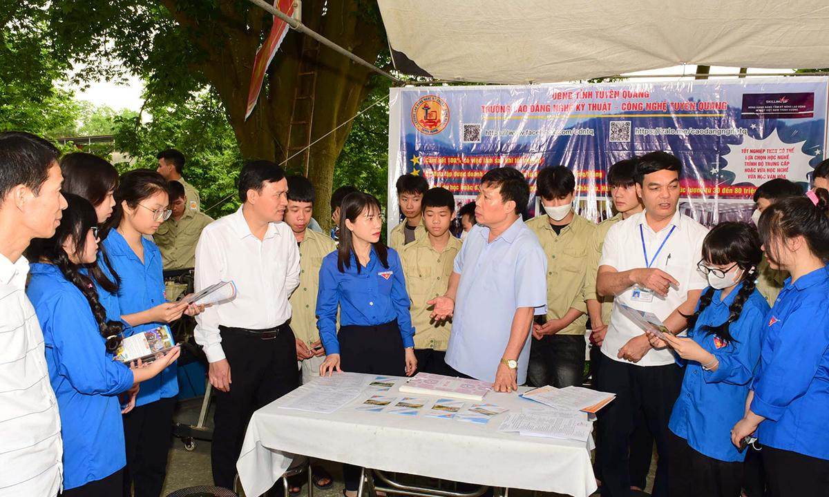 Trung tâm Dịch vụ việc làm tỉnh Tuyên Quang phối hợp với các đơn vị, doanh nghiệp tổ chức tư vấn, hướng nghiệp cho học sinh và người lao động trên địa bàn tỉnh. (Ảnh: Huy Hoàng)