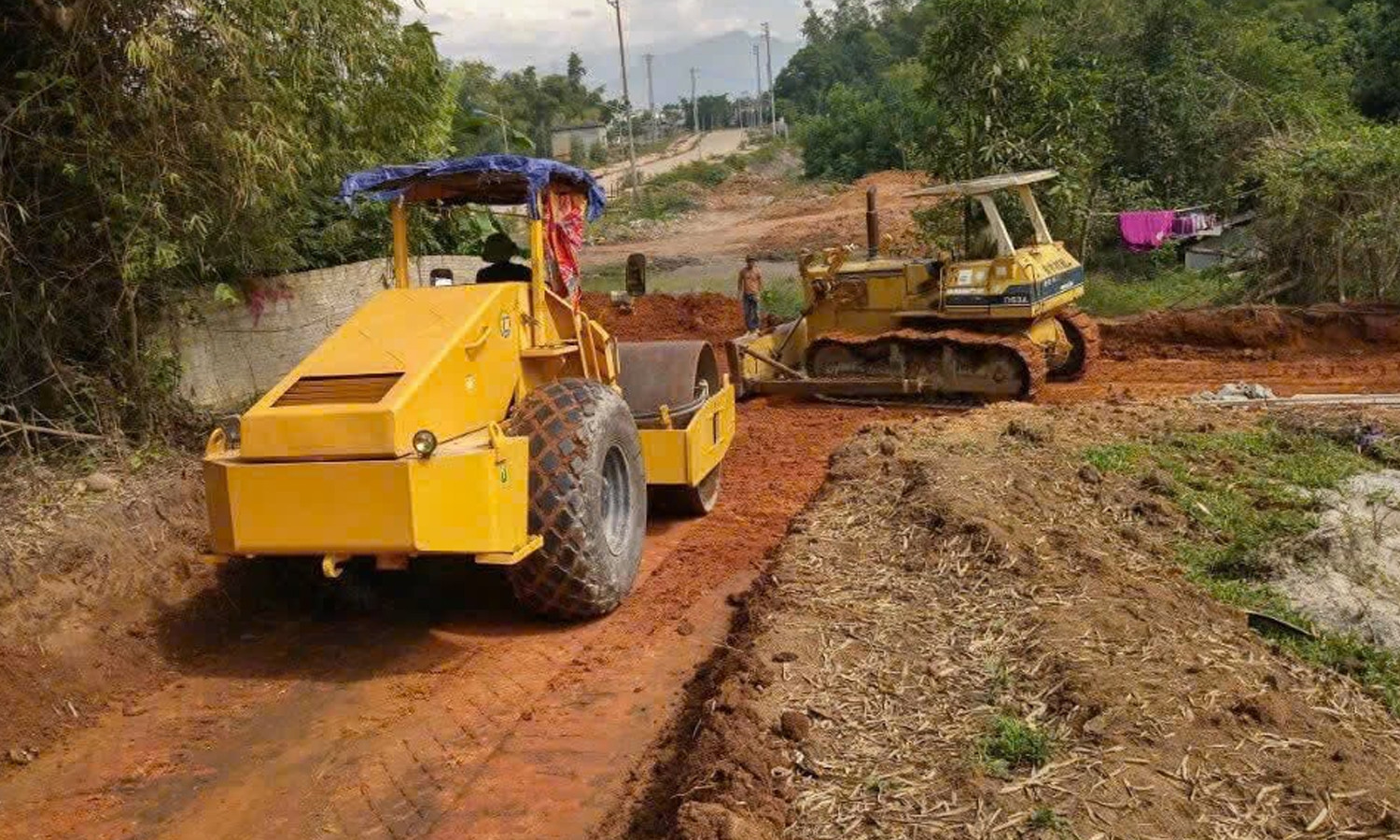 Mở đường giao thông lên bản.