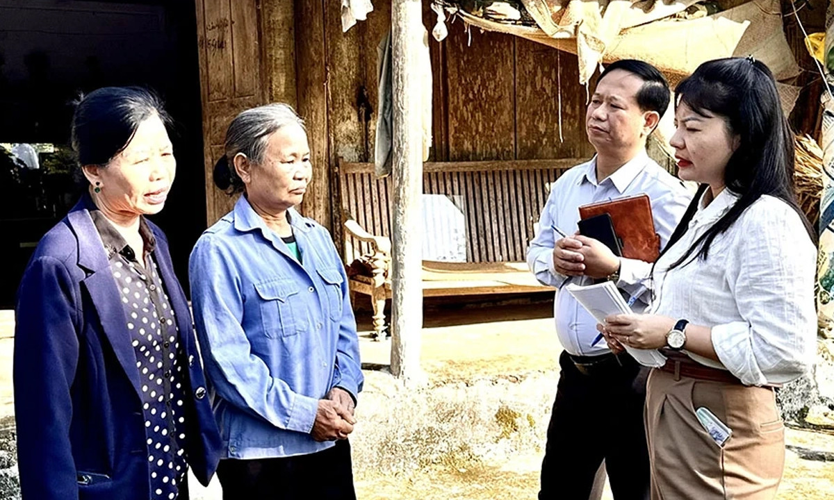 Cán bộ Chi cục Phát triển nông thôn tỉnh Phú Thọ kiểm tra, đánh giá việc rà soát hộ nghèo và nắm bắt nguyên nhân có hộ tái nghèo tại thôn Minh Thành, xã Yên Trị.