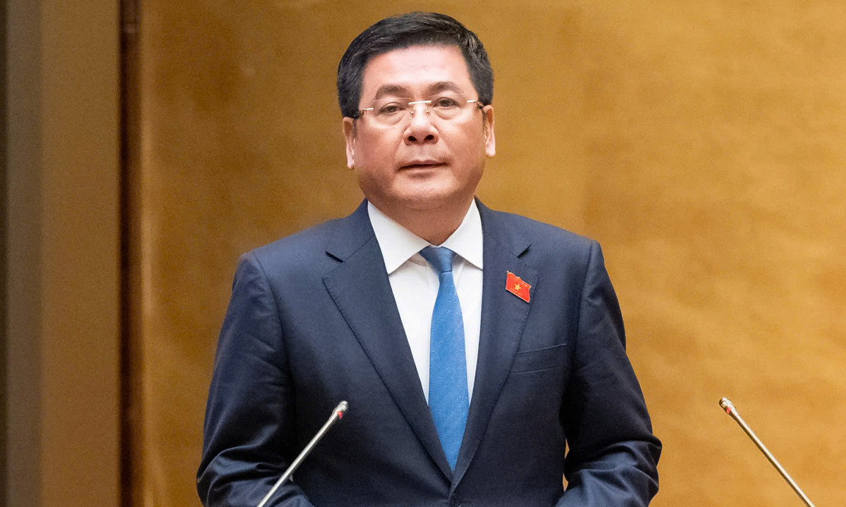 រដ្ឋមន្ត្រីក្រសួងឧស្សាហកម្ម និងពាណិជ្ជកម្ម លោក Nguyen Hong Dien បានបង្ហាញរបាយការណ៍សង្ខេបស្តីពីការទទួលយក និងពន្យល់សេចក្តីព្រាងសេចក្តីសម្រេចចិត្ត។