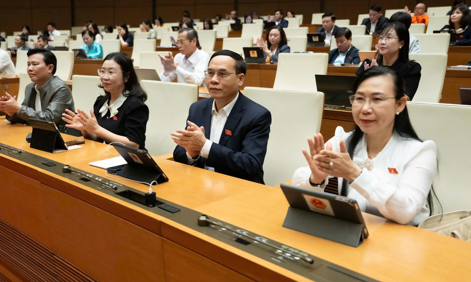 ຕອນເຊົ້າວັນທີ 11/12, ຢູ່ຫໍສະພາແຫ່ງຊາດ ດ້ຽນຮົ່ງ.