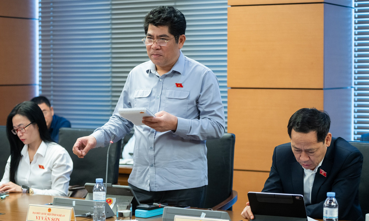Đại biểu Vi Văn Sơn (Đoàn Nghệ An).