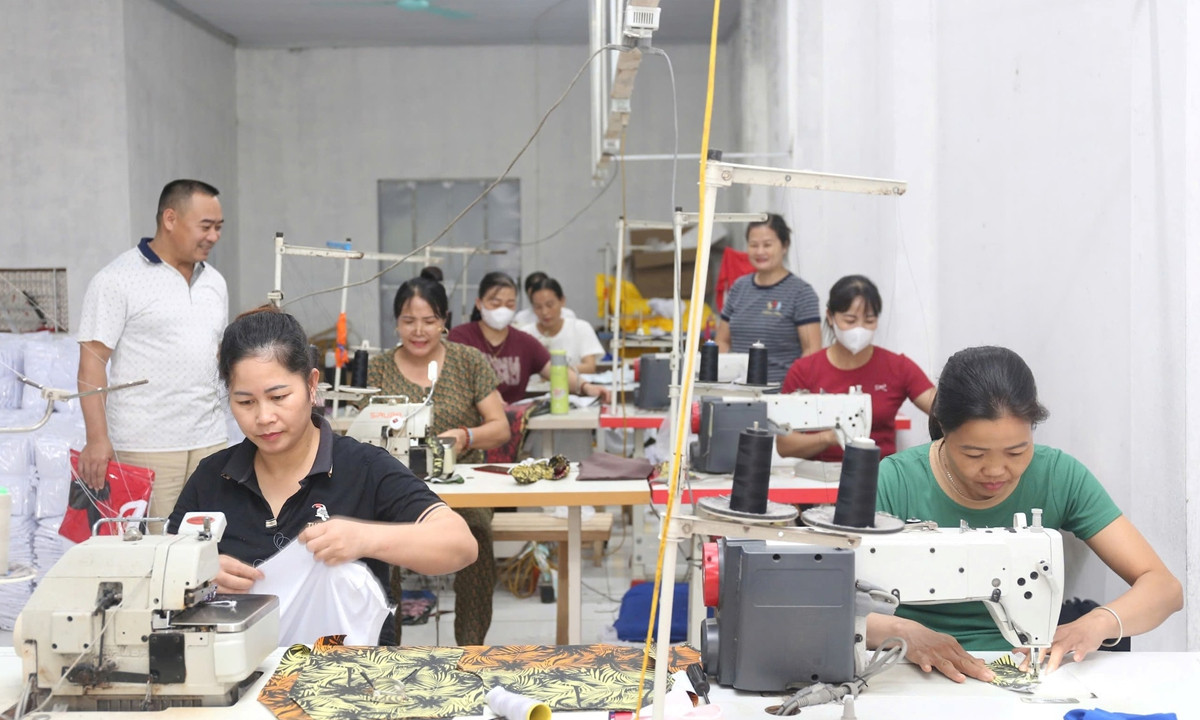 Xưởng may của gia đình ông Nguyễn Trọng Hiếu (xã Bất Bạt, Hà Nội) giải quyết việc làm cho nhiều lao động tại địa phương.