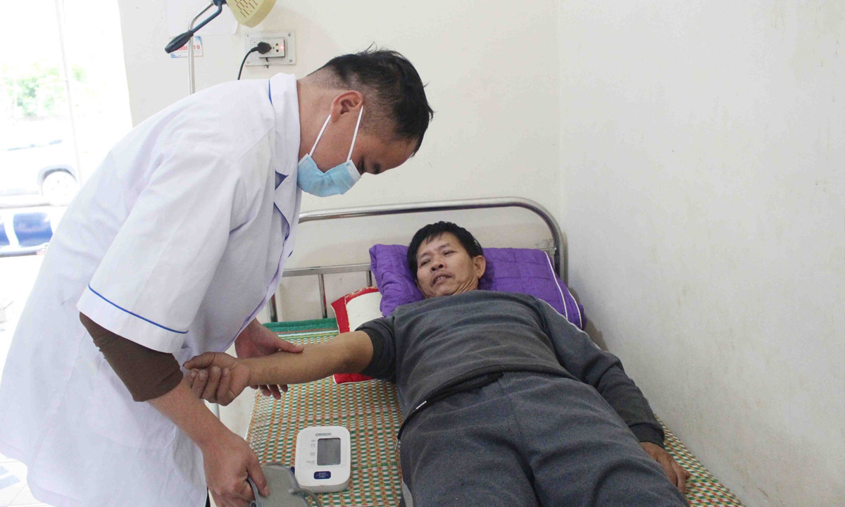 Người dân đến khám, chữa bệnh tại Trạm y tế xã Nậm Hàng.