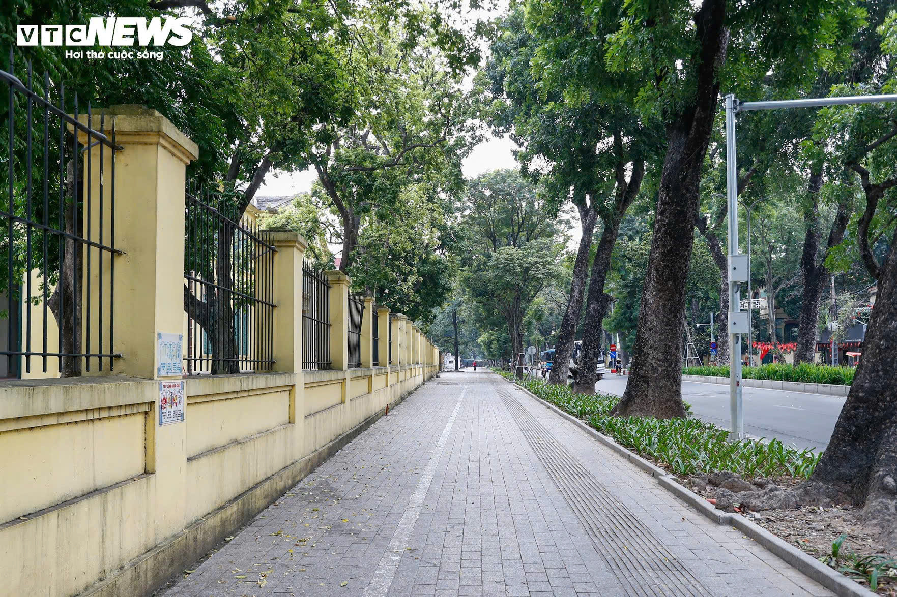 Vỉa hè của nhiều tuyến phố ở Hà Nội được dọn dẹp gọn gàng, thông thoáng những ngày gần đây.