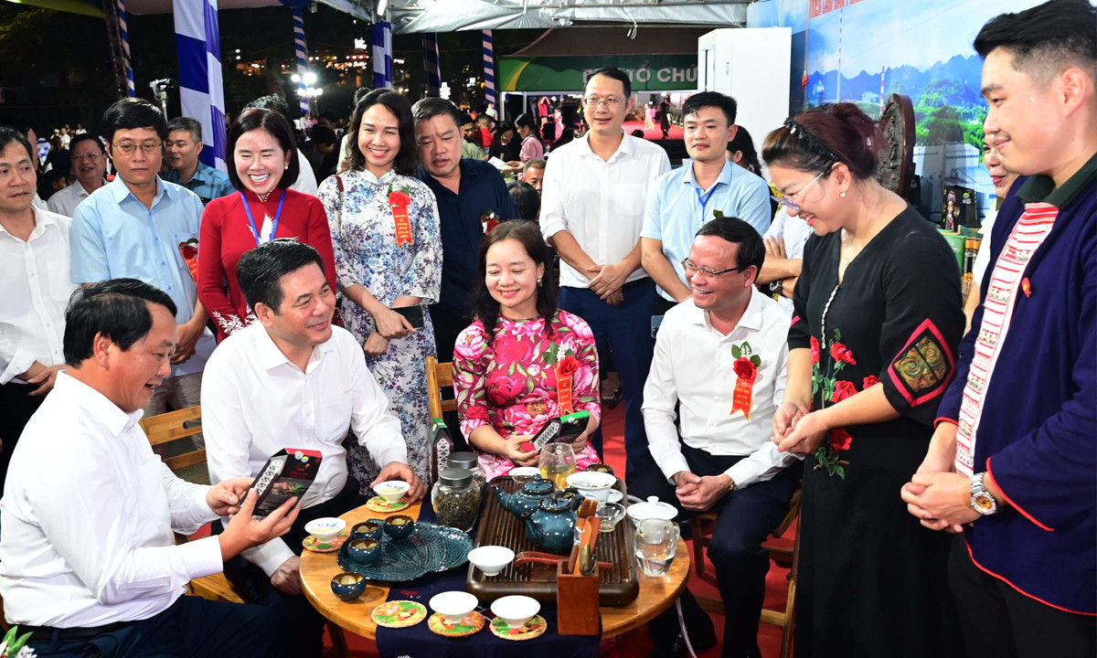 Bộ trưởng Công Thương Nguyễn Hồng Diên, Bí thư Tỉnh ủy Tuyên Quang Hầu A Lềnh cùng các đại biểu thưởng trà Shan tuyết tại "Hội chợ triển lãm hàng công nghiệp nông thôn tiêu biểu khu vực phía Bắc - Tuyên Quang năm 2025".
