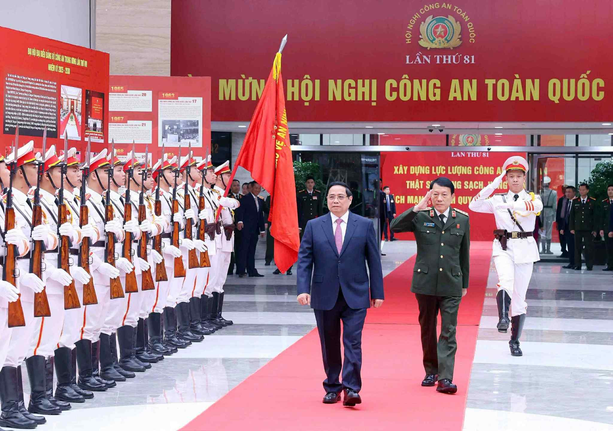 Thủ tướng Phạm Minh Chính duyệt đội danh dự Công an Nhân dân. (Ảnh: Bộ Công an)