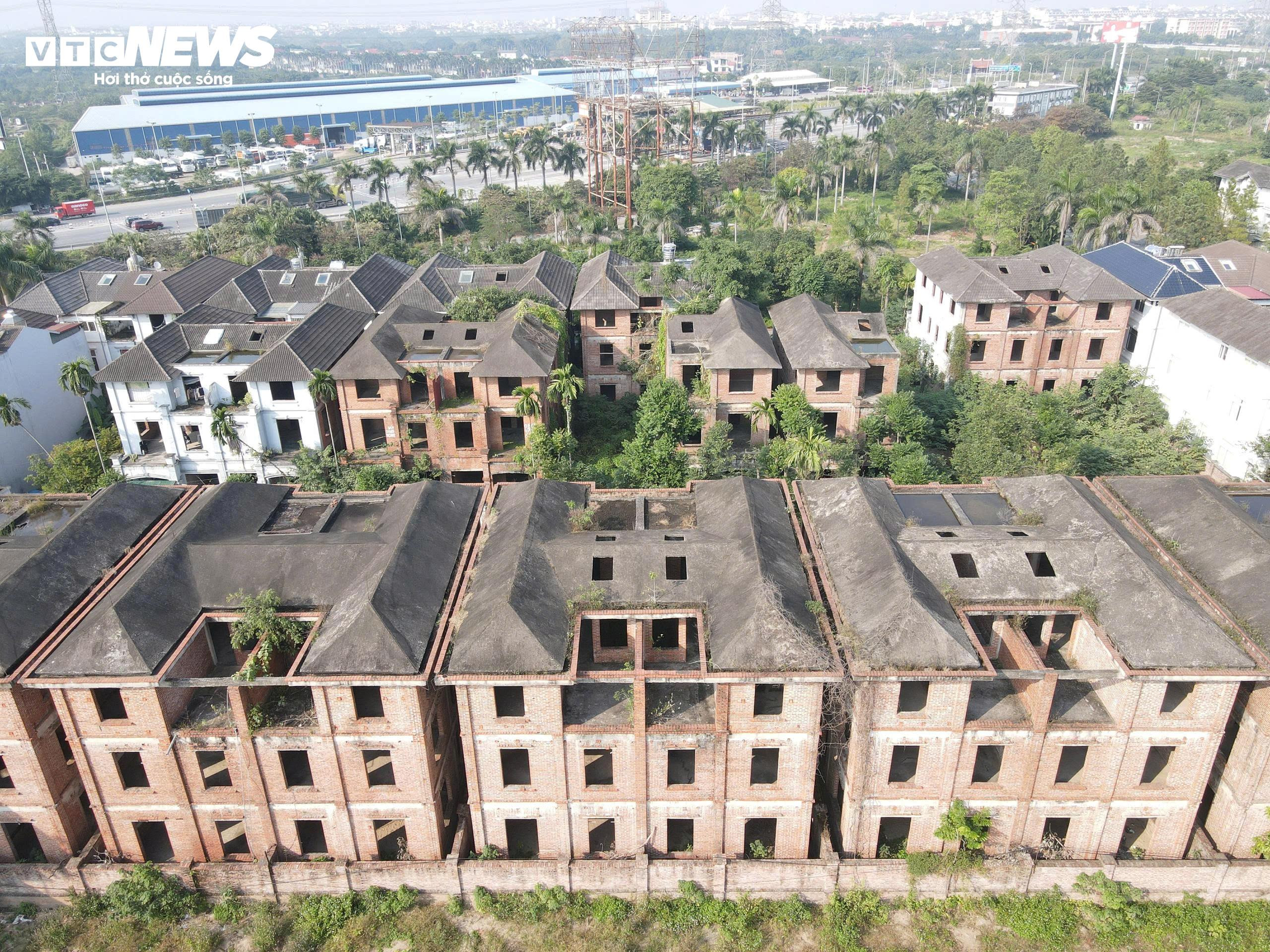 Theo thông tin được công bố, giai đoạn I, khu đô thị này mở rộng trên khu đất rộng 22,5 ha, có biệt thự đơn lập, liền kề, được quảng cáo dịch vụ tốt với hệ thống giao thông tiện lợi, điện nước đầy đủ và có cả những khối cao ốc văn phòng, trung tâm thương mại, trường học...