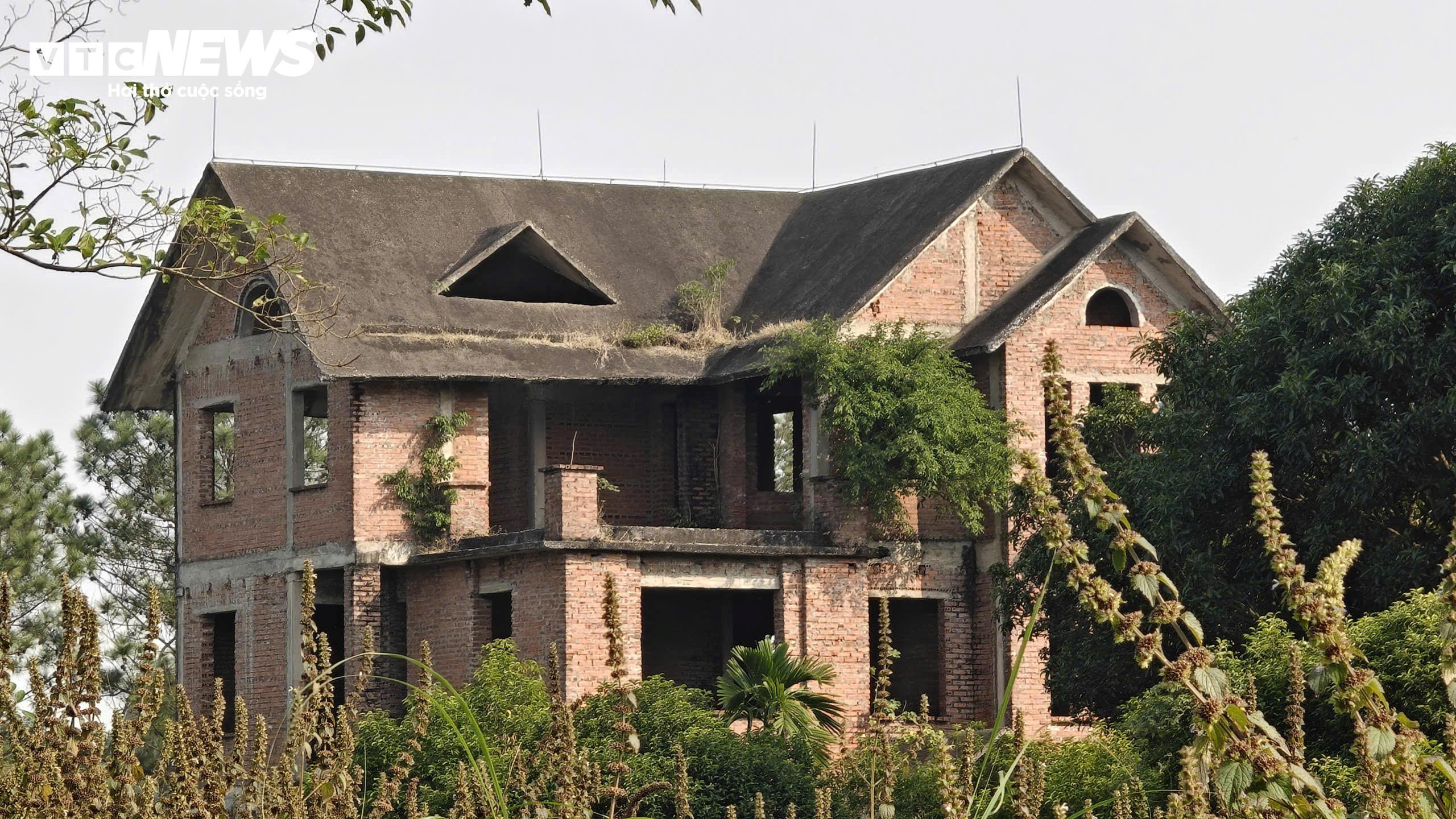 Anh Nguyễn Tuấn Minh (phường Từ Sơn) chia sẻ, dù bỏ hoàng nhiều năm nhưng những căn biệt thự hay lô đất ở đây đều đã có chủ, chỉ là họ không về ở hoặc bán sang tay từ lâu. Hiện ở đây vẫn có giao dịch mua bán đất hay nhà ở.