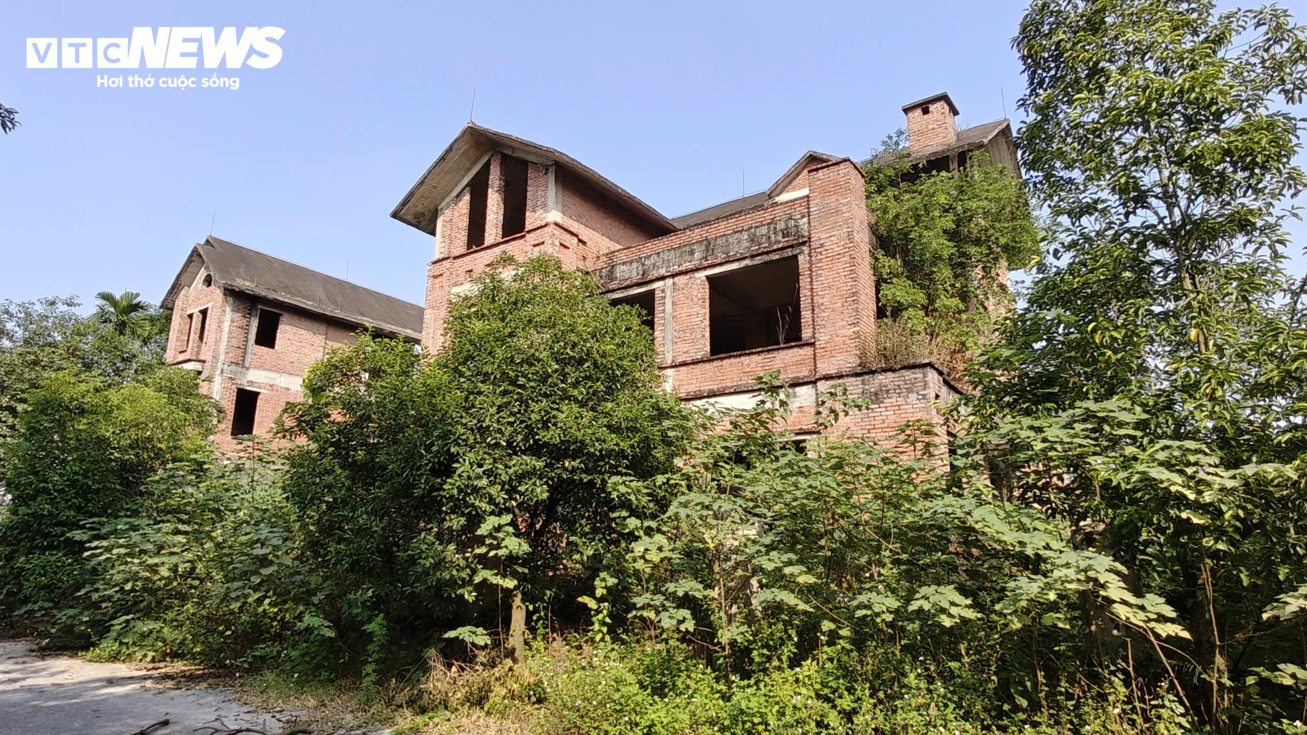 Điều khiến nhiều người bất ngờ là dù xuống cấp, đất nền và nhà xây thô tại dự án Khu đô thị Nam Từ Sơn vẫn được chào bán ở mức 40-50 triệu đồng/m² (tương đương 10-30 tỷ đồng/căn), cao hơn nhiều khu dân cư đã hoàn thiện hạ tầng xung quanh.