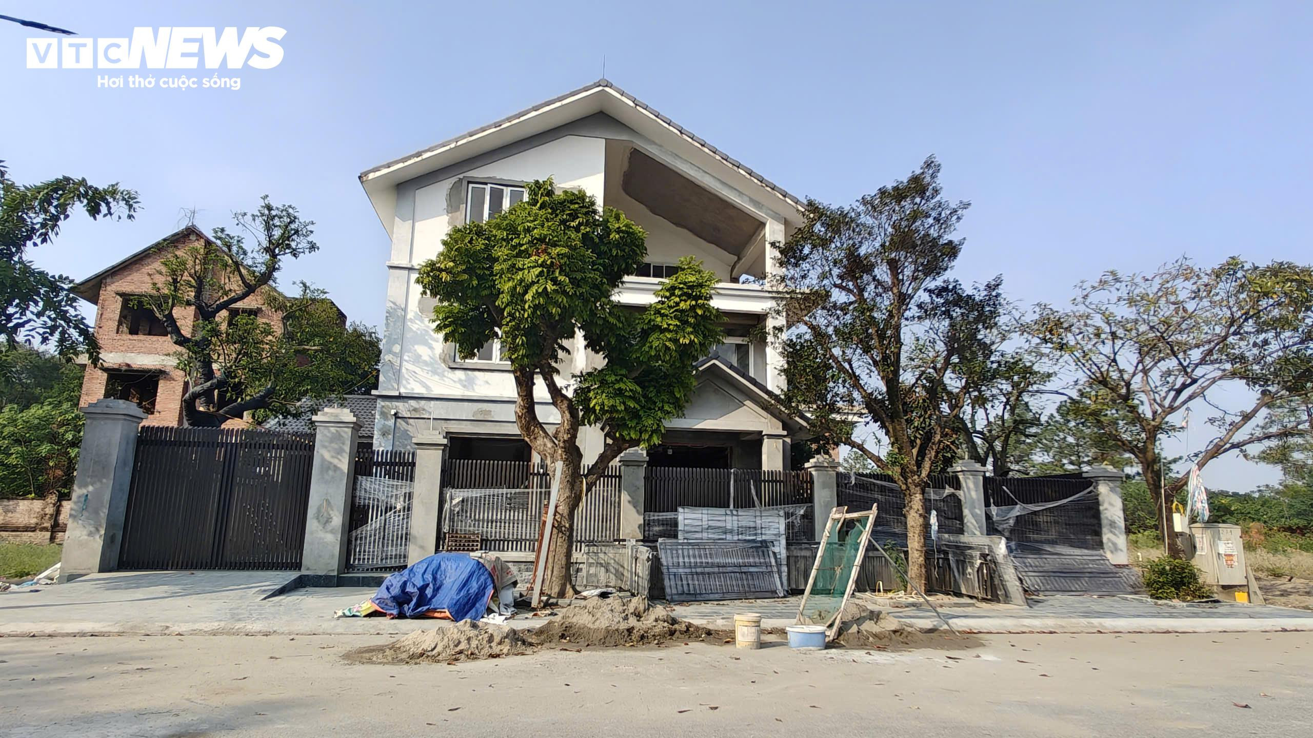 Trả lời Báo Điện tử VTC News, ông Đàm Thế Sử, Chủ tịch UBND phường Từ Sơn cho biết: "Phường sẽ tổ chức kiểm tra, đánh giá toàn diện hiện trạng khu đô thị, sau đó đề xuất biện pháp xử lý phù hợp. Đồng thời, phường yêu cầu Sở Xây dựng rà soát chất lượng các căn biệt thự bỏ hoang, đặc biệt những hạng mục xuống cấp, tiềm ẩn nguy hiểm nếu người dân tự ý vào sử dụng".