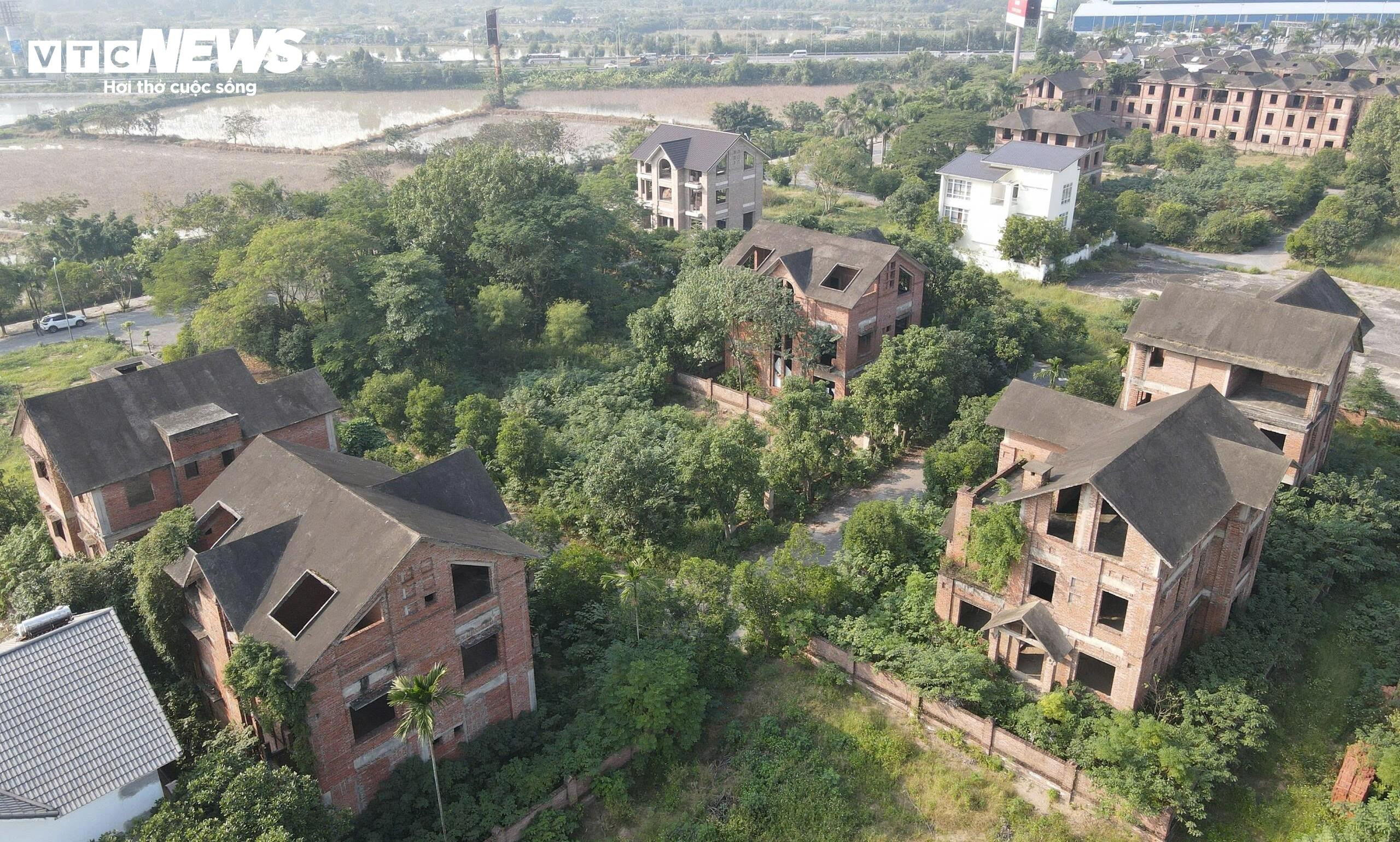 Sau nhiều năm hoàn thiện phần thô, khu đô thị Nam Từ Sơn vẫn vắng bóng cư dân, nhiều căn xuống cấp, cỏ dại bủa vây, hoang tàn. Ghi nhận đến giữa tháng 12/2025, chỉ lác đác vài căn được đưa vào sử dụng.