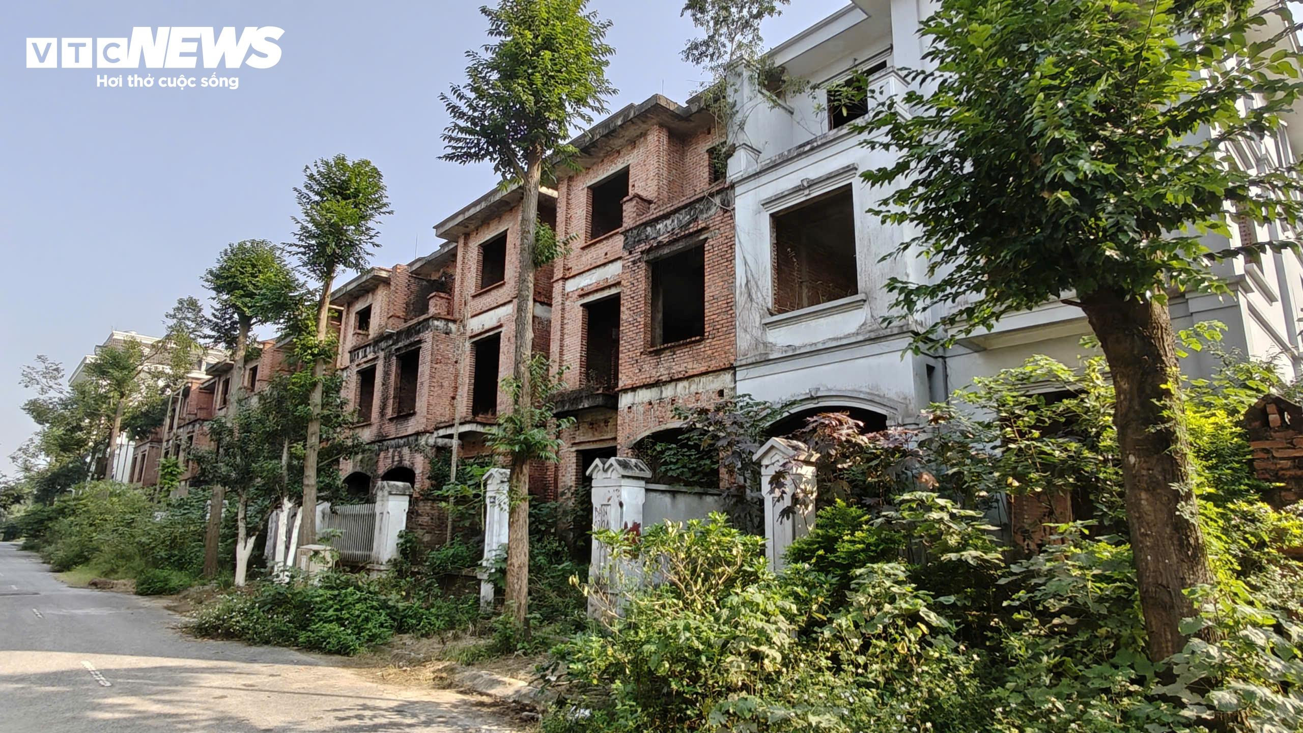 Hầu hết các căn biệt thự đã xây dựng xong phần thô nhưng vẫn vắng bóng người ở, khiến khung cảnh nơi đây trở nên tiêu điều, nhếch nhác như khu đô thị "ma".