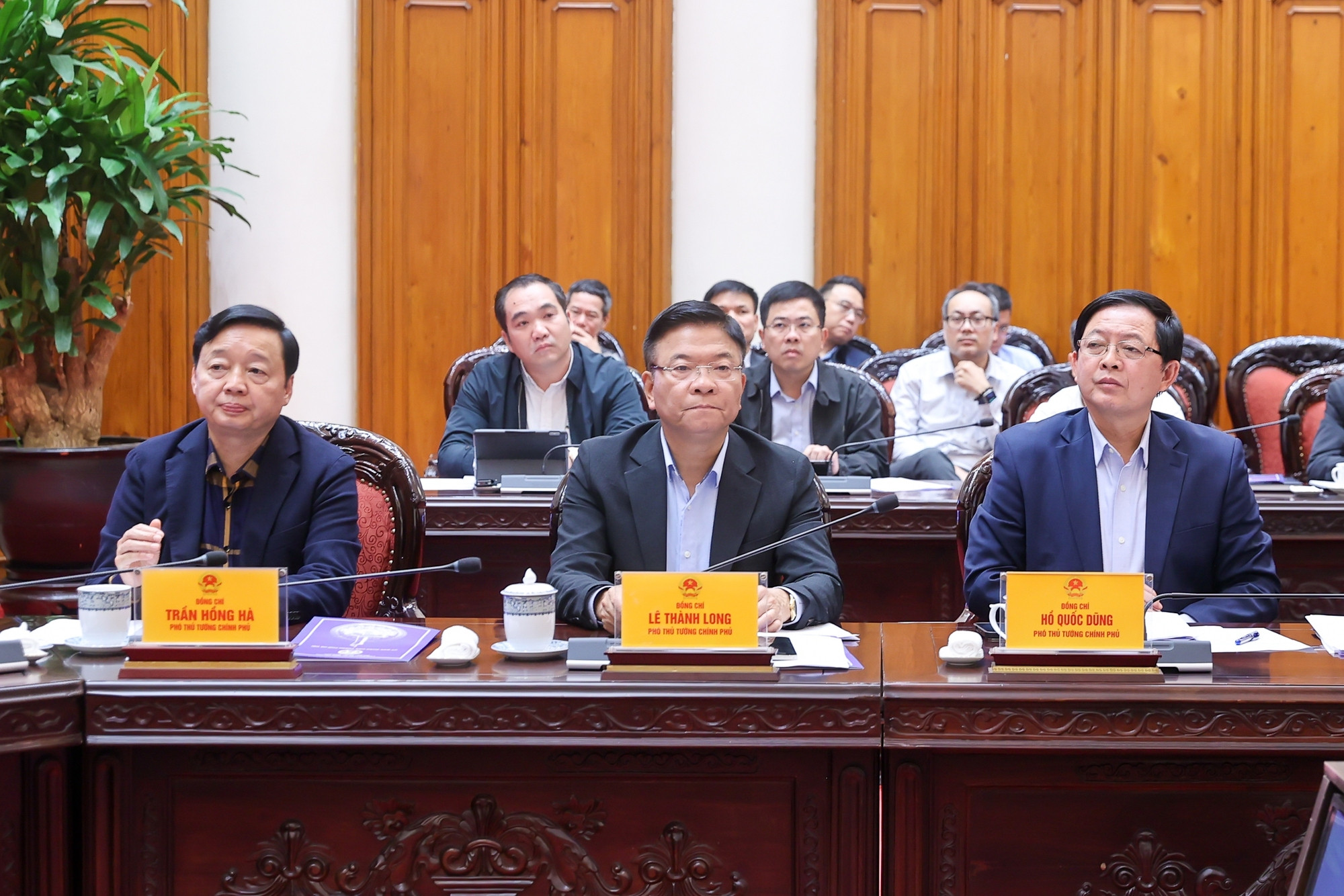 Các Phó Thủ tướng cùng các đại biểu tham dự cuộc họp.