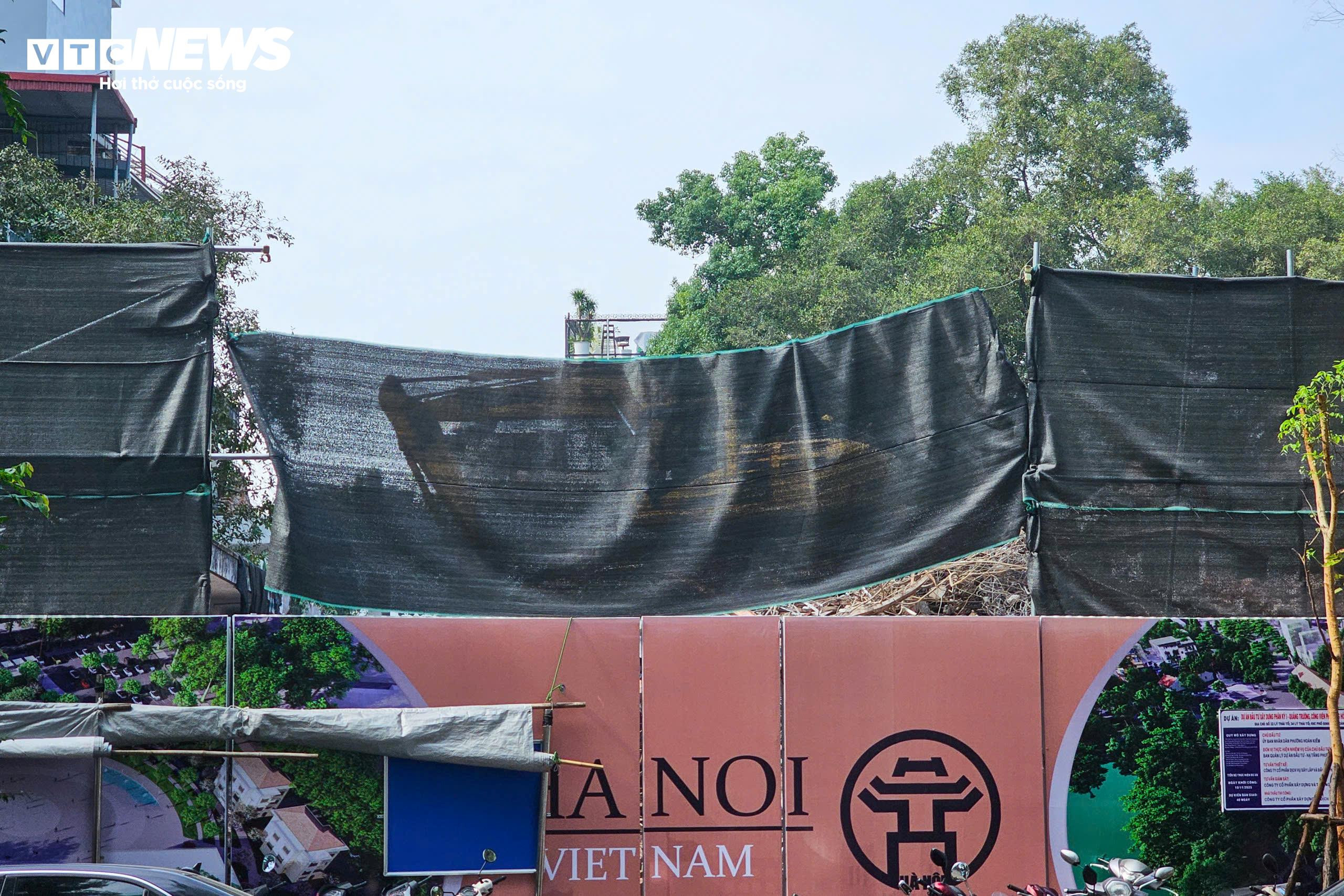 Các hạng mục công trình ven Hồ Hoàn Kiếm được tháo dỡ khẩn trương, có che chắn để bảo đảm an toàn trong quá trình thi công.