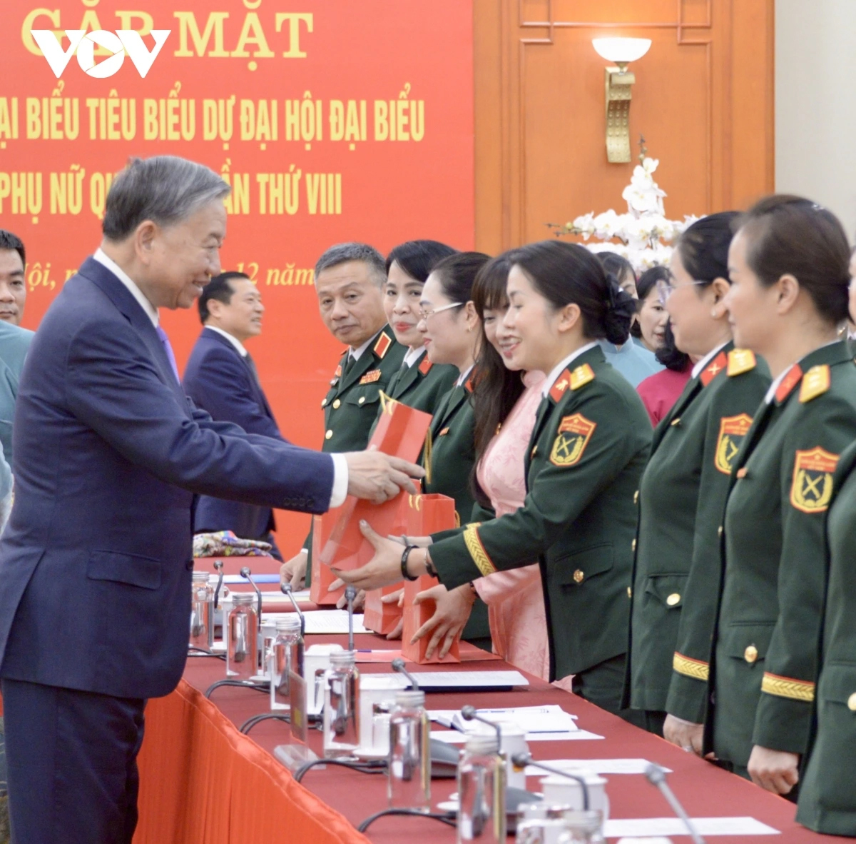 Tổng Bí thư Tô Lâm tặng quà cho các đại biểu.