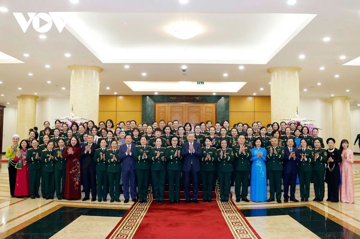 Tổng Bí thư Tô Lâm và các đại biểu chụp ảnh lưu niệm.