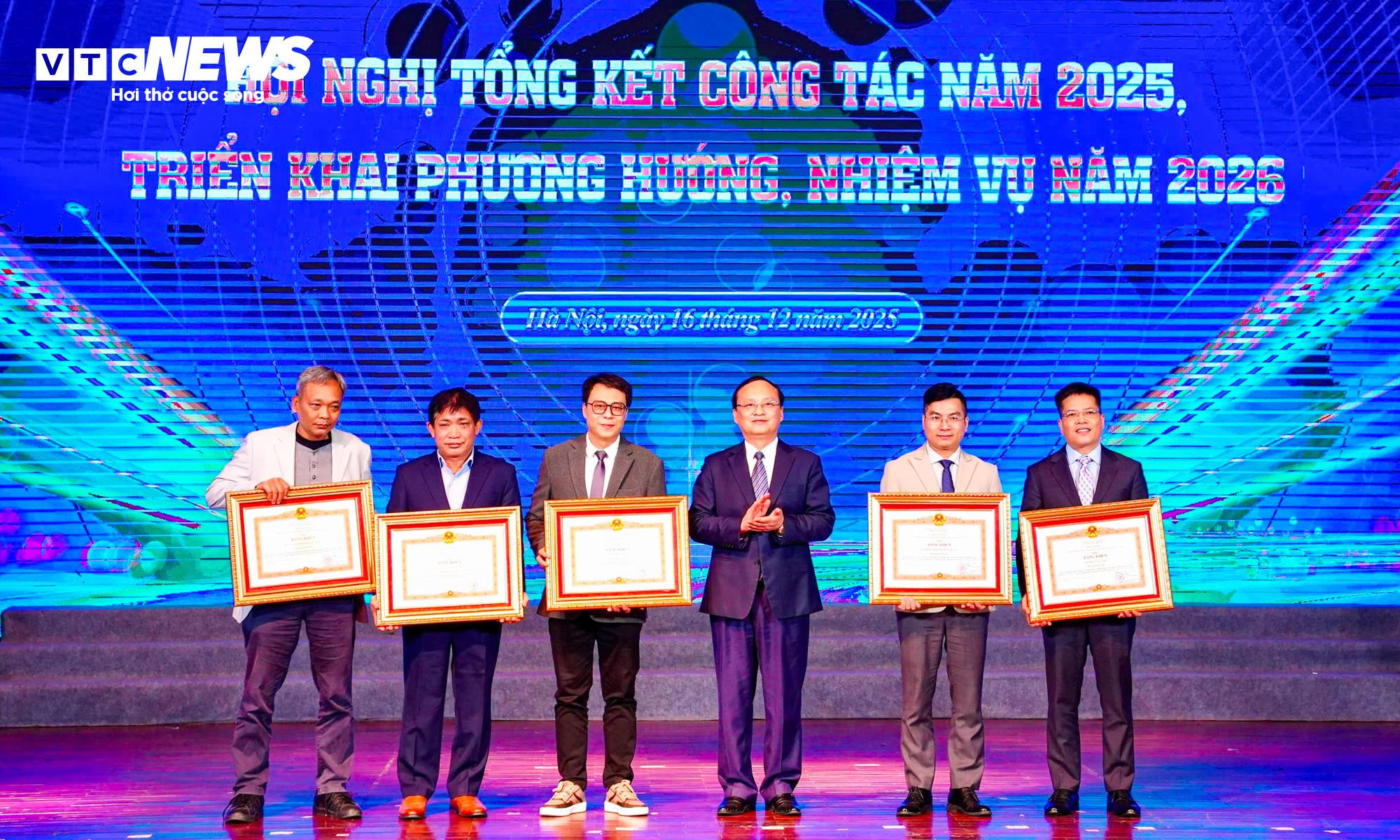 Được sự ủy quyền của Thủ tướng, Tổng Giám đốc Đỗ Tiến Sỹ trao bằng khen của Thủ tướng cho 5 tập thể thuộc Đài có thành tích xuất sắc trong các hoạt động 80 năm Cách mạng tháng Tám thành công và Quốc khánh 2/9.