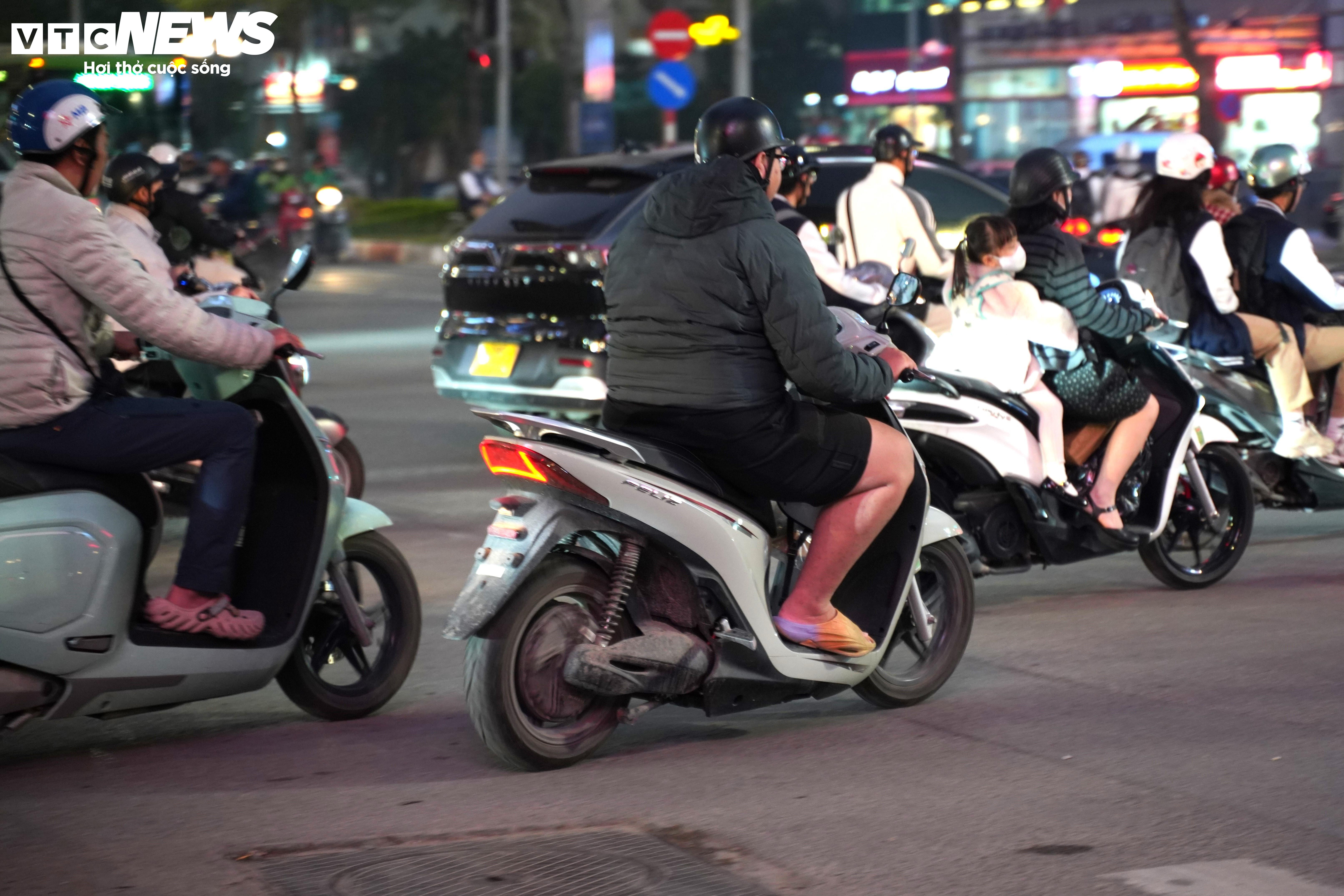 Đáng chú ý, để né tránh việc bị xử phạt nguội, nhiều người lái xe máy cố tình tháo biển kiểm soát hoặc sử dụng các vật dụng như khẩu trang, băng dính, miếng nhựa, thậm chí bùn đất để che một phần hoặc toàn bộ biển số, khiến camera AI dù ghi nhận được hành vi vi phạm cũng gặp khó khăn trong việc xác định phương tiện. Việc cố tình che, làm biến dạng hoặc tháo biển số không chỉ là hành vi vi phạm pháp luật mà còn cho thấy tâm lý đối phó, coi thường quy định của một bộ phận người tham gia giao thông, làm giảm hiệu quả của hệ thống giám sát tự động và tiềm ẩn nguy cơ mất an toàn trên tuyến đường vốn đã có mật độ phương tiện rất cao.