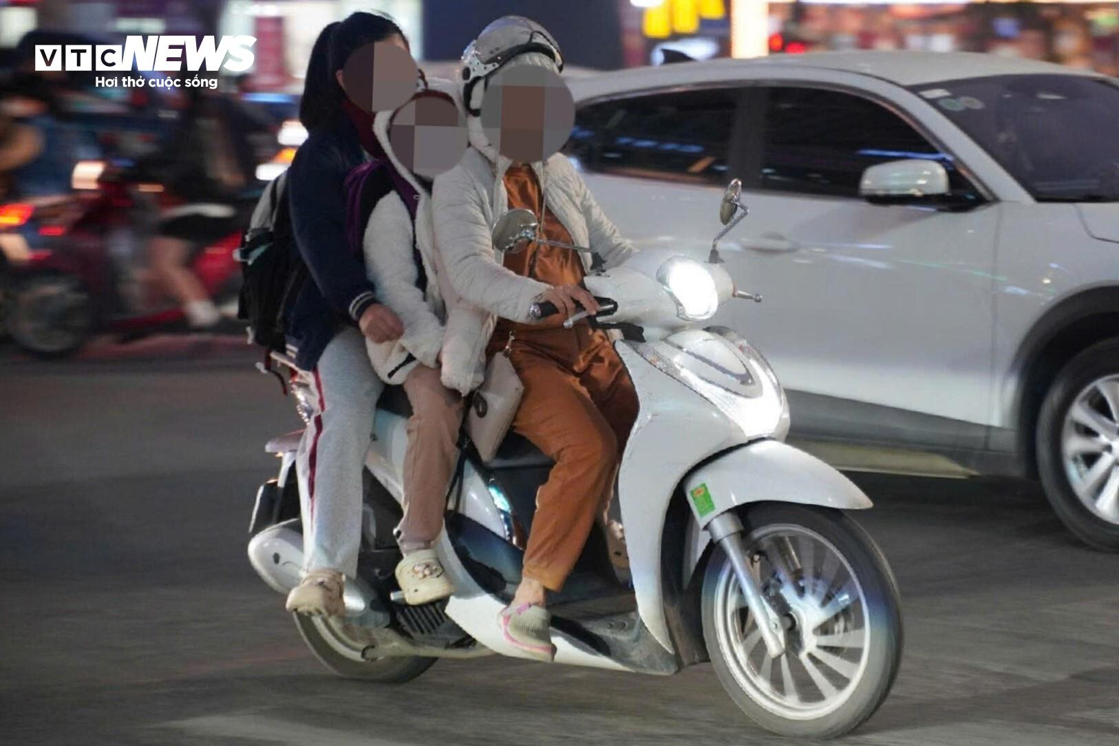 Tình trạng chở người không đội mũ bảo hiểm, chở quá số người quy định vẫn khá phổ biến, nhất là vào giờ cao điểm sáng - chiều. Nhiều xe máy chở ba, chở bốn, trong đó có cả trẻ nhỏ, đi với tốc độ cao mà không có bất kỳ trang bị bảo hộ nào.