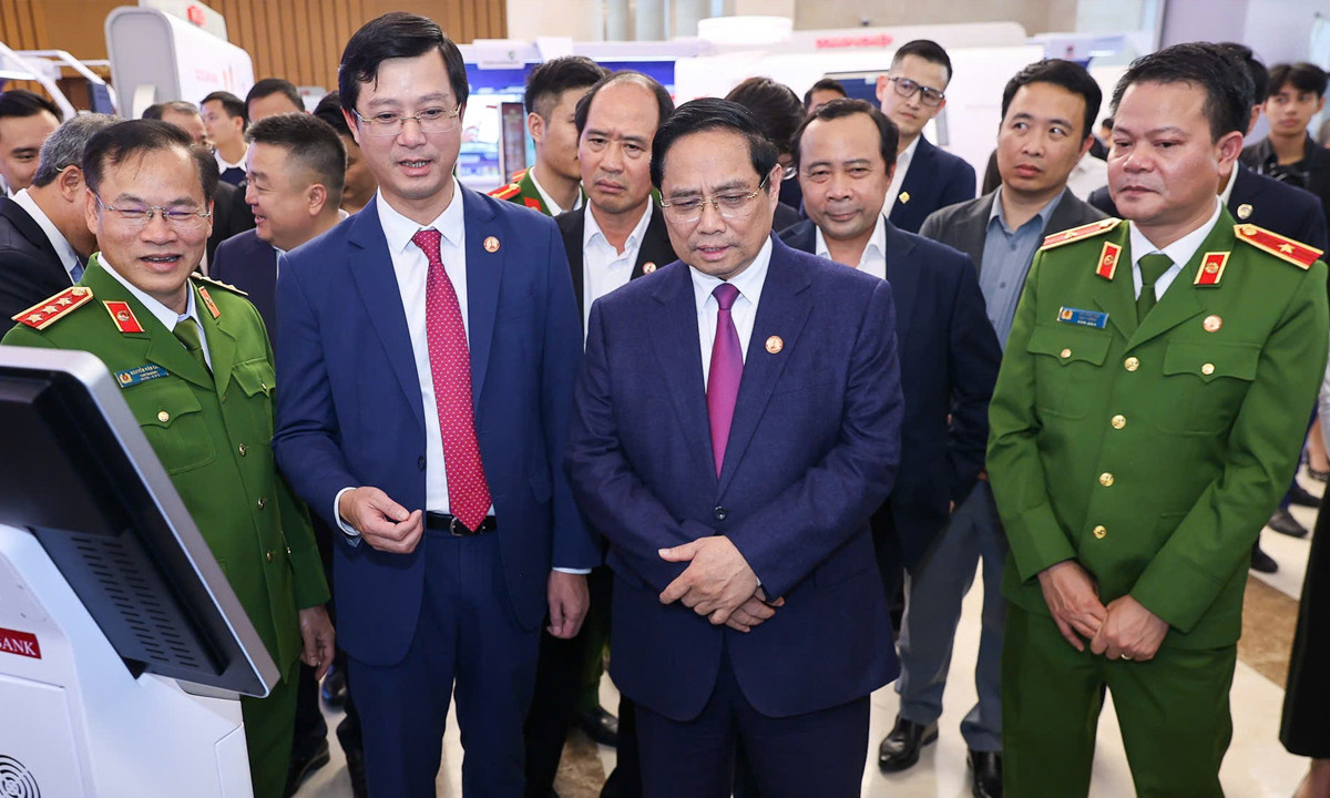 Thủ tướng Phạm Minh Chính tham quan các gian triển lãm tại hội nghị. (Ảnh: VGP)