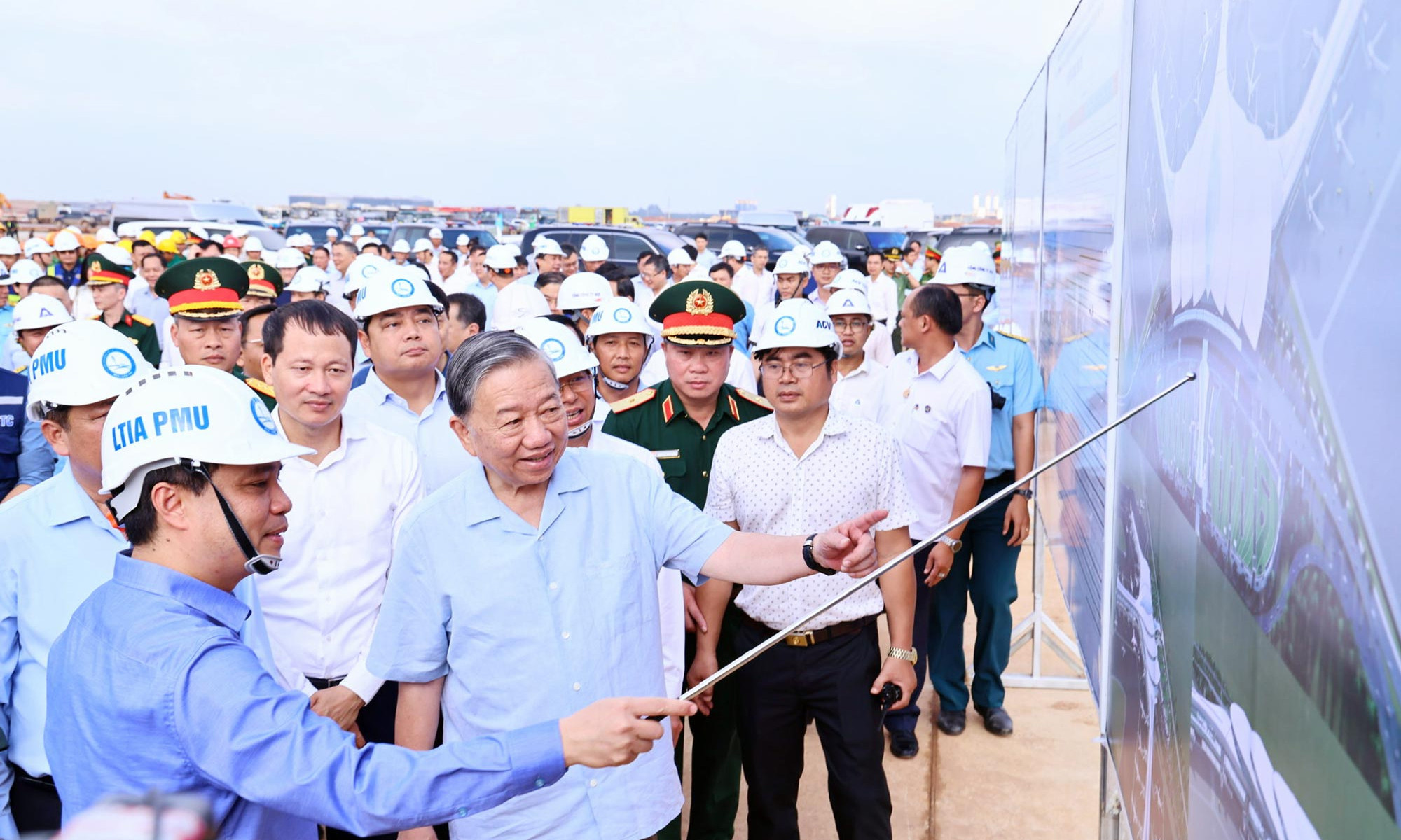 Tổng Bí thư Tô Lâm kiểm tra công trường dự án sân bay Long Thành hôm 13/11.