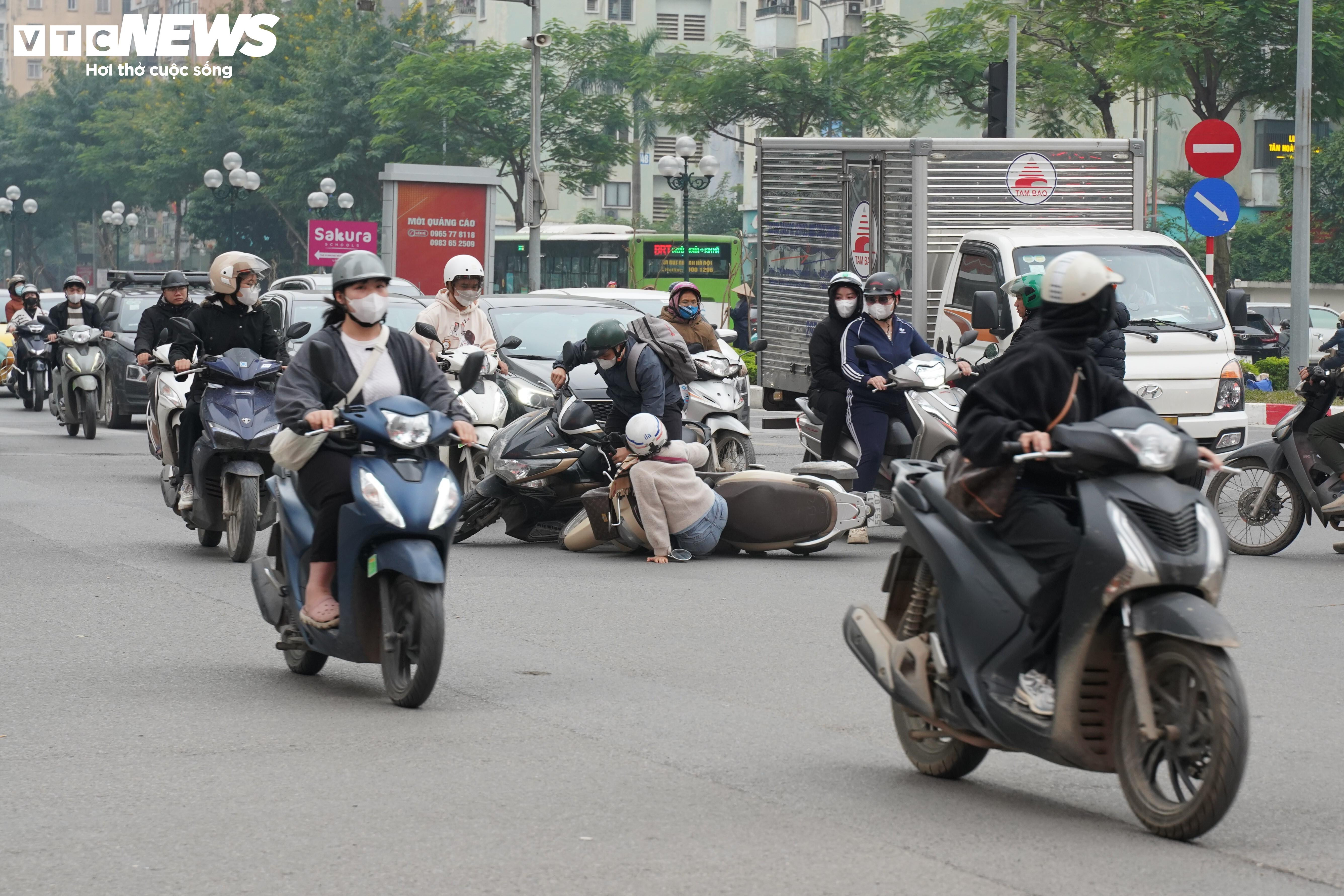Tại các nút giao lớn, khi tín hiệu đèn chuyển sang đỏ, không ít xe máy cố tình tăng ga vượt qua, tạo nên những tình huống giao cắt nguy hiểm với các dòng xe đi đúng luật, từ đó xảy ra những vụ va chạm.