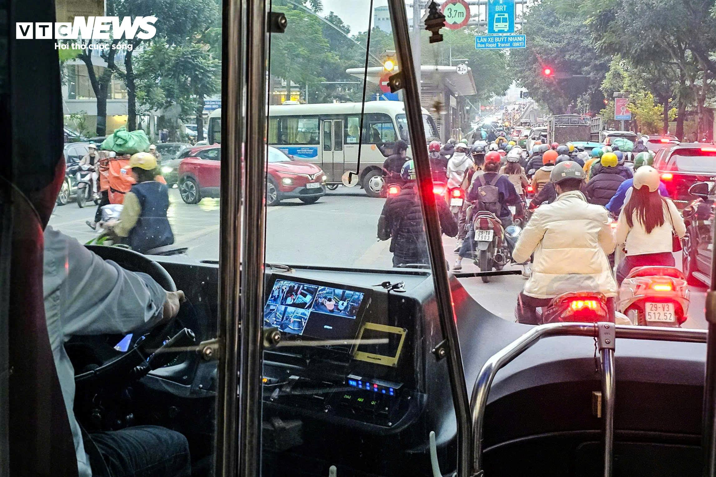 “Căng thẳng nhất là lúc giờ cao điểm. Xe buýt nhanh nhưng nhiều khi đứng chôn chân một chỗ vì xe máy, ô tô cứ cắt ngang, chen lấn”, anh N.V.H., tài xế xe buýt BRT tuyến Kim Mã – Yên Nghĩa, chia sẻ. Theo anh H., việc liên tục phải phanh gấp, tránh phương tiện lấn làn không chỉ làm chậm hành trình mà còn tiềm ẩn nguy cơ tai nạn. “Mình lái xe buýt BRT nhưng cảm giác lúc nào cũng phải ‘căng não’, vì chỉ cần sơ suất là va chạm ngay”, anh nói.