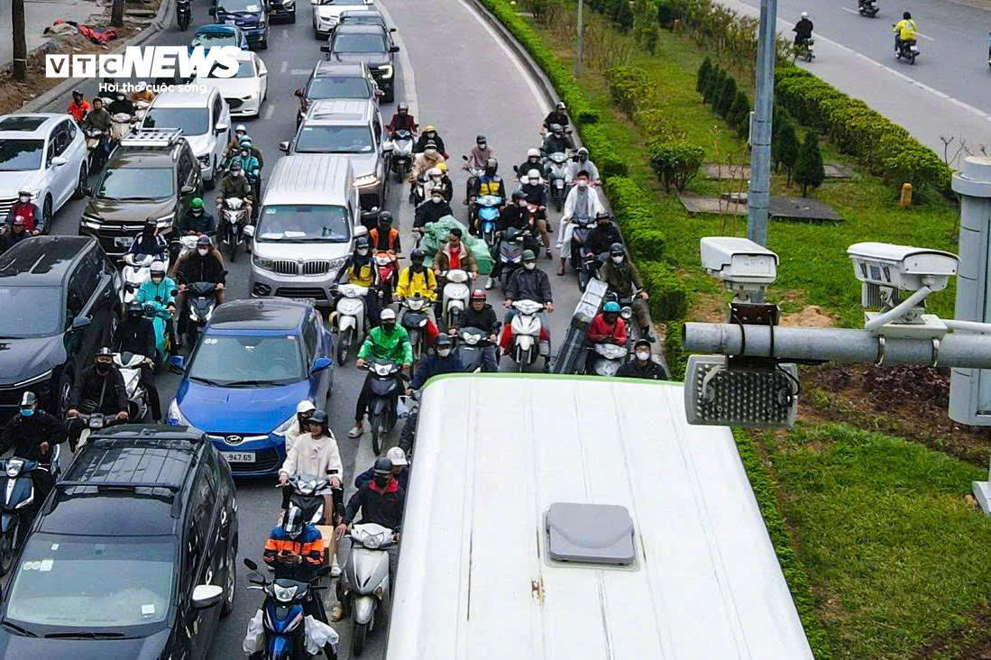 Trong số các lỗi vi phạm, phổ biến nhất là tình trạng loạt xe đi vào làn xe buýt nhanh BRT – làn đường được thiết kế riêng, có dải phân cách cứng, nhằm đảm bảo tốc độ và tính ưu tiên cho vận tải công cộng.